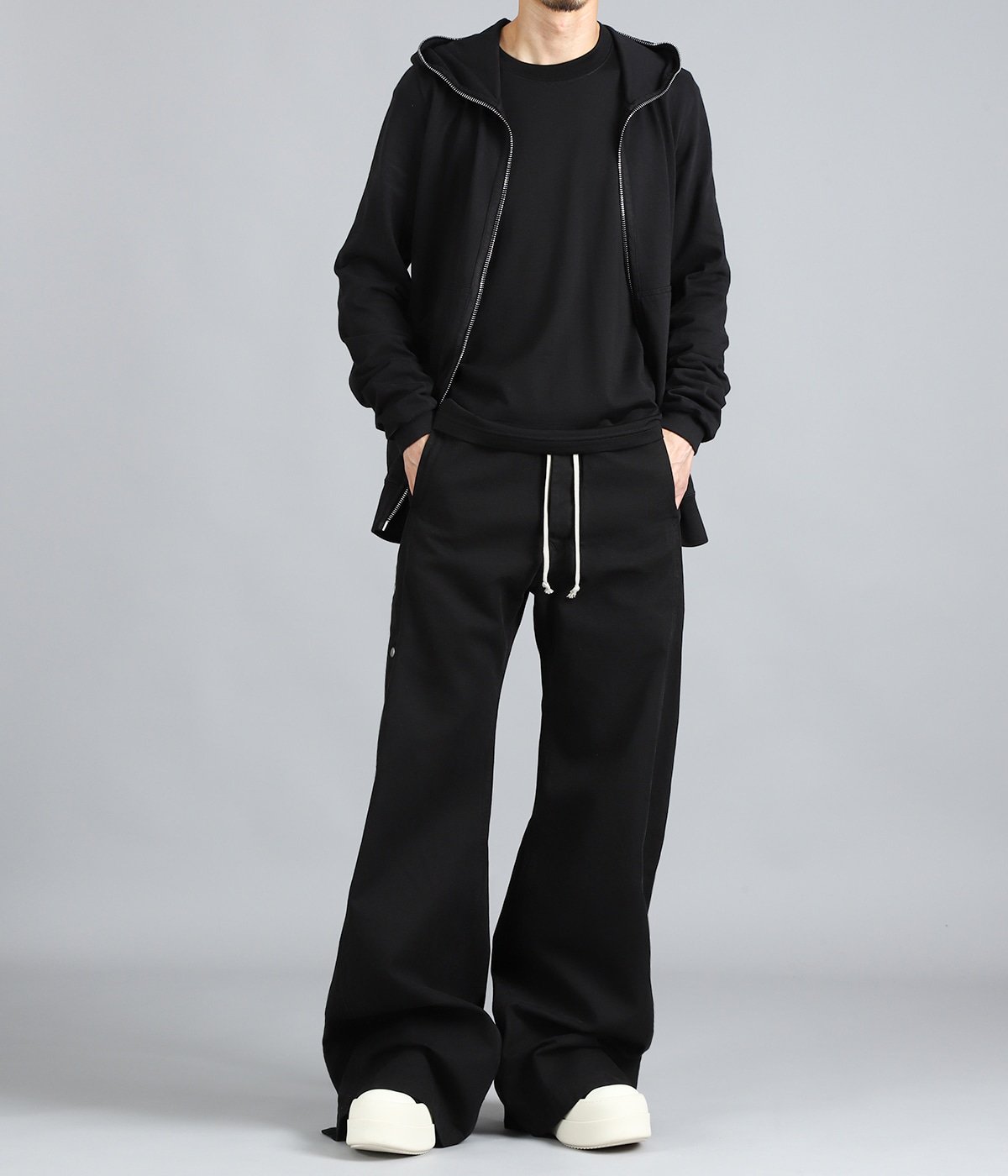 model（175cm / 60kg）B85 W75 H92 着用サイズ：XS