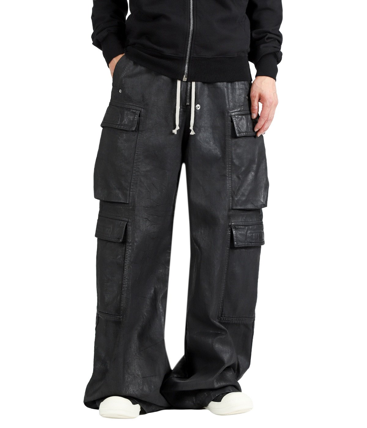 model（175cm / 60kg）B85 W75 H92 着用サイズ：XS