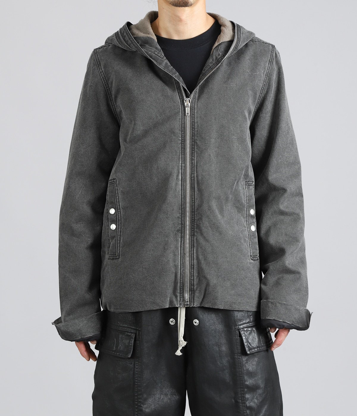 model（175cm / 60kg）B85 W75 H92 着用サイズ：XS
