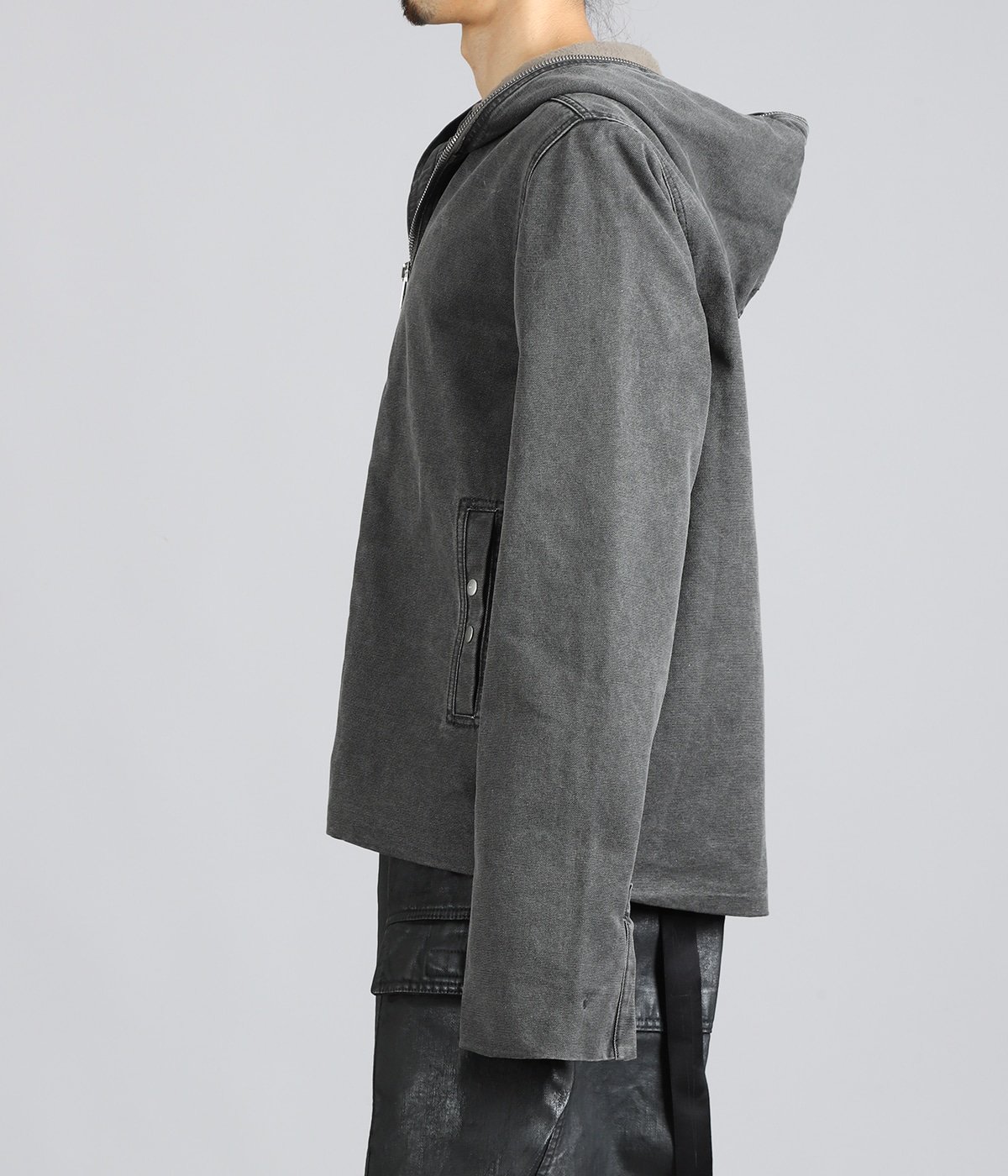 model（175cm / 60kg）B85 W75 H92 着用サイズ：XS