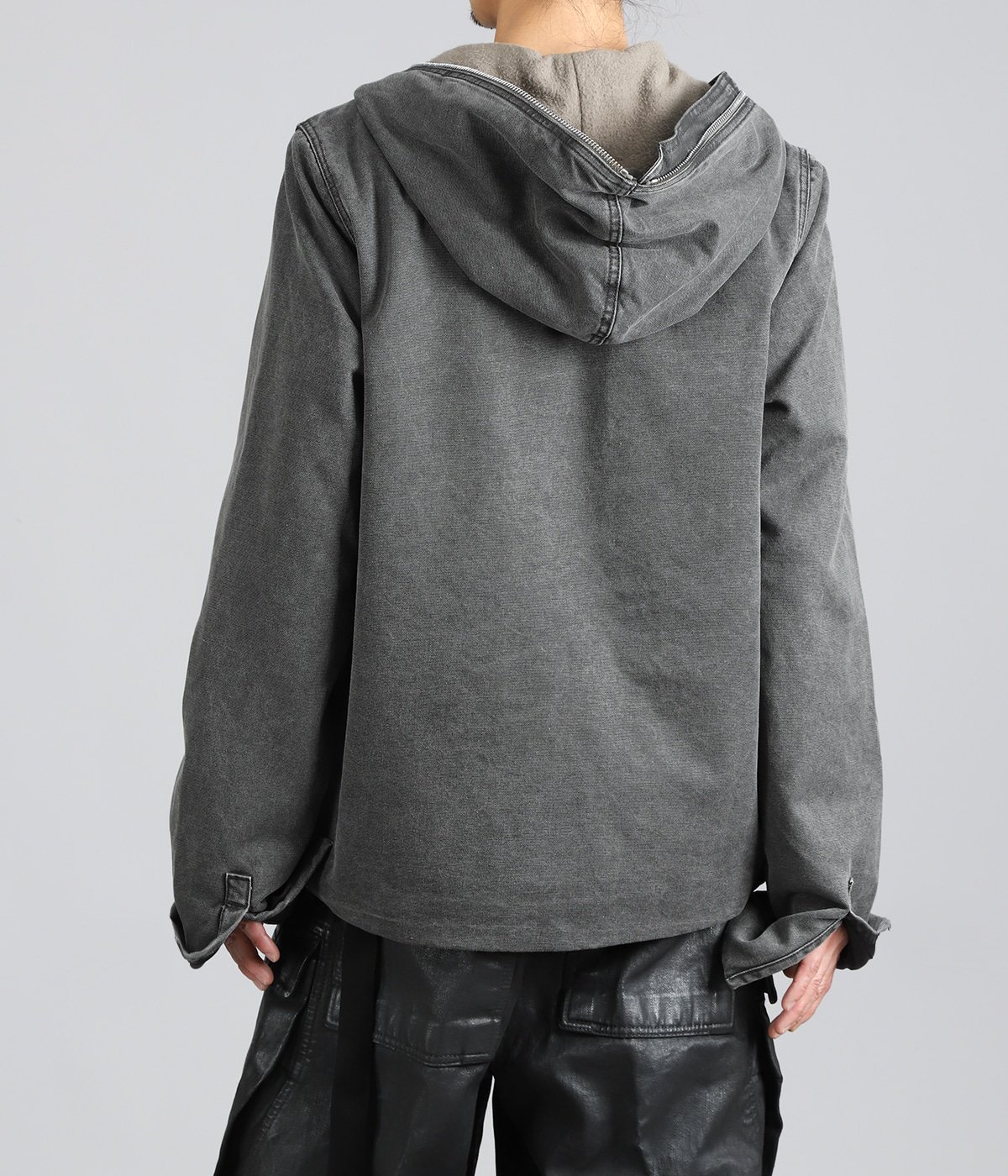 model（175cm / 60kg）B85 W75 H92 着用サイズ：XS