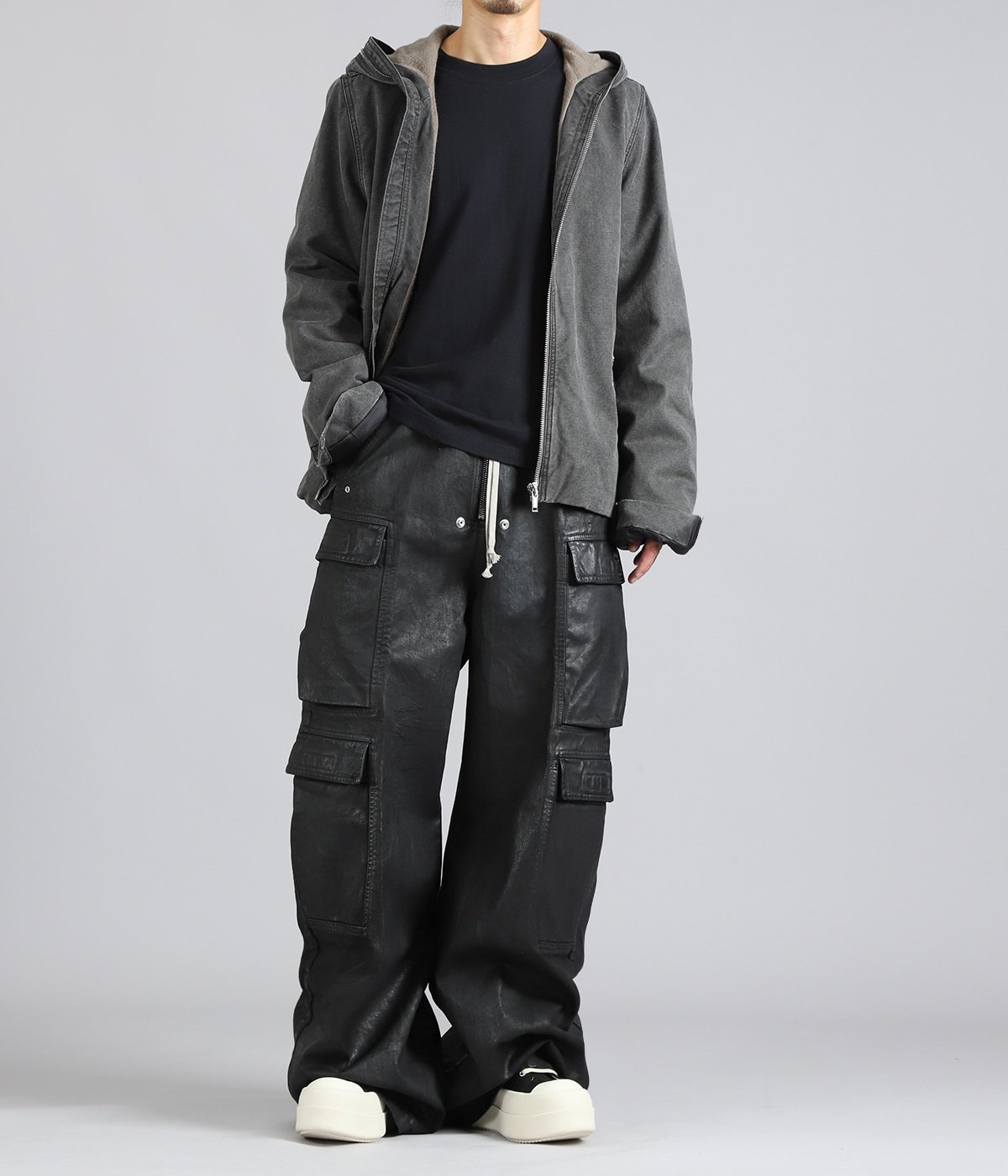 model（175cm / 60kg）B85 W75 H92 着用サイズ：XS
