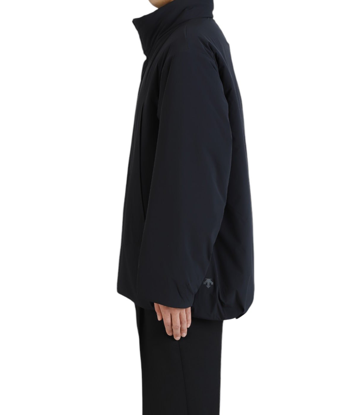 model（177cm / 62kg）B87 W73 H92 着用サイズ：L
