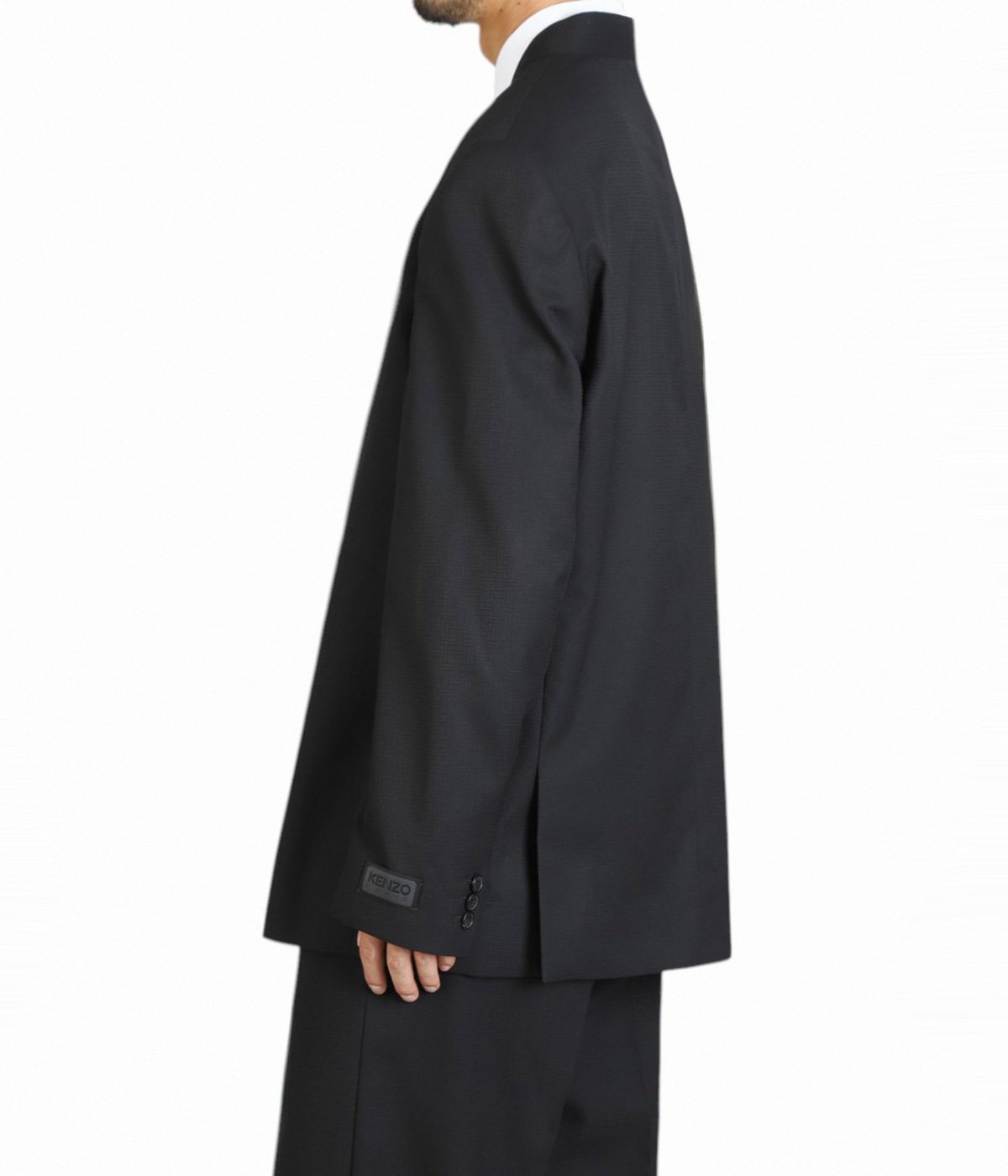 model（184cm / 63kg）B85 W80 H102 着用サイズ：48