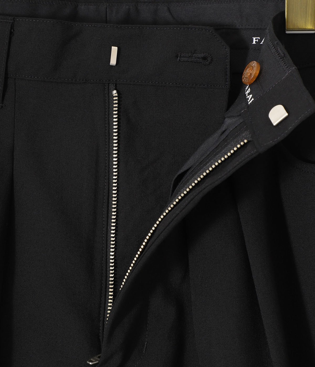 Two Tuck Wide Tapered Pants | FARAH(ファーラー) / パンツ