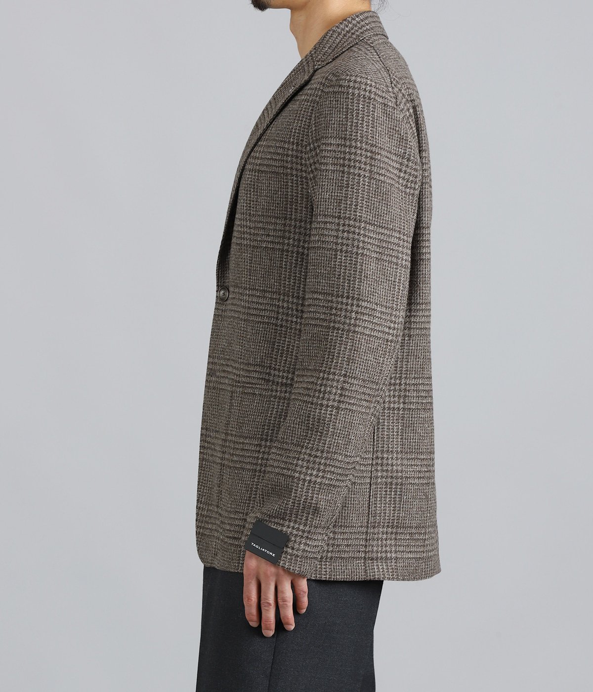 model（175cm / 60kg）B85 W75 H92 着用サイズ：46