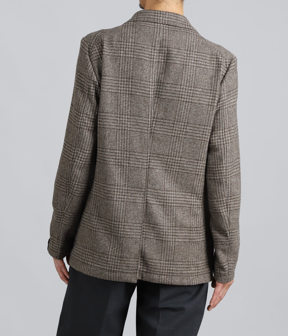 model（175cm / 60kg）B85 W75 H92 着用サイズ：46