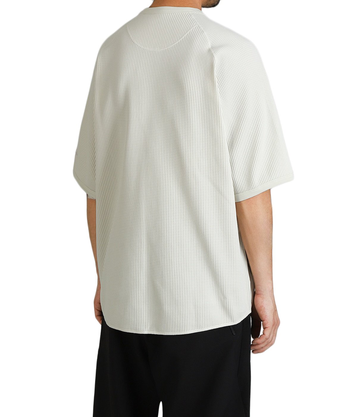 model（184cm / 63kg）B85 W80 H102 着用サイズ：4