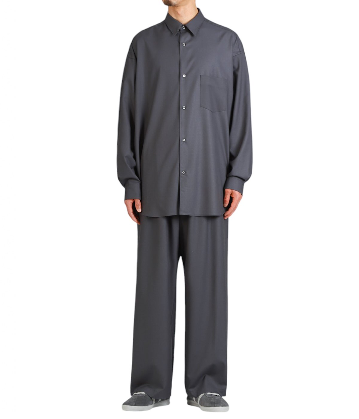 PANTS : Extra Fine Wool Easy Wide Pants を着用