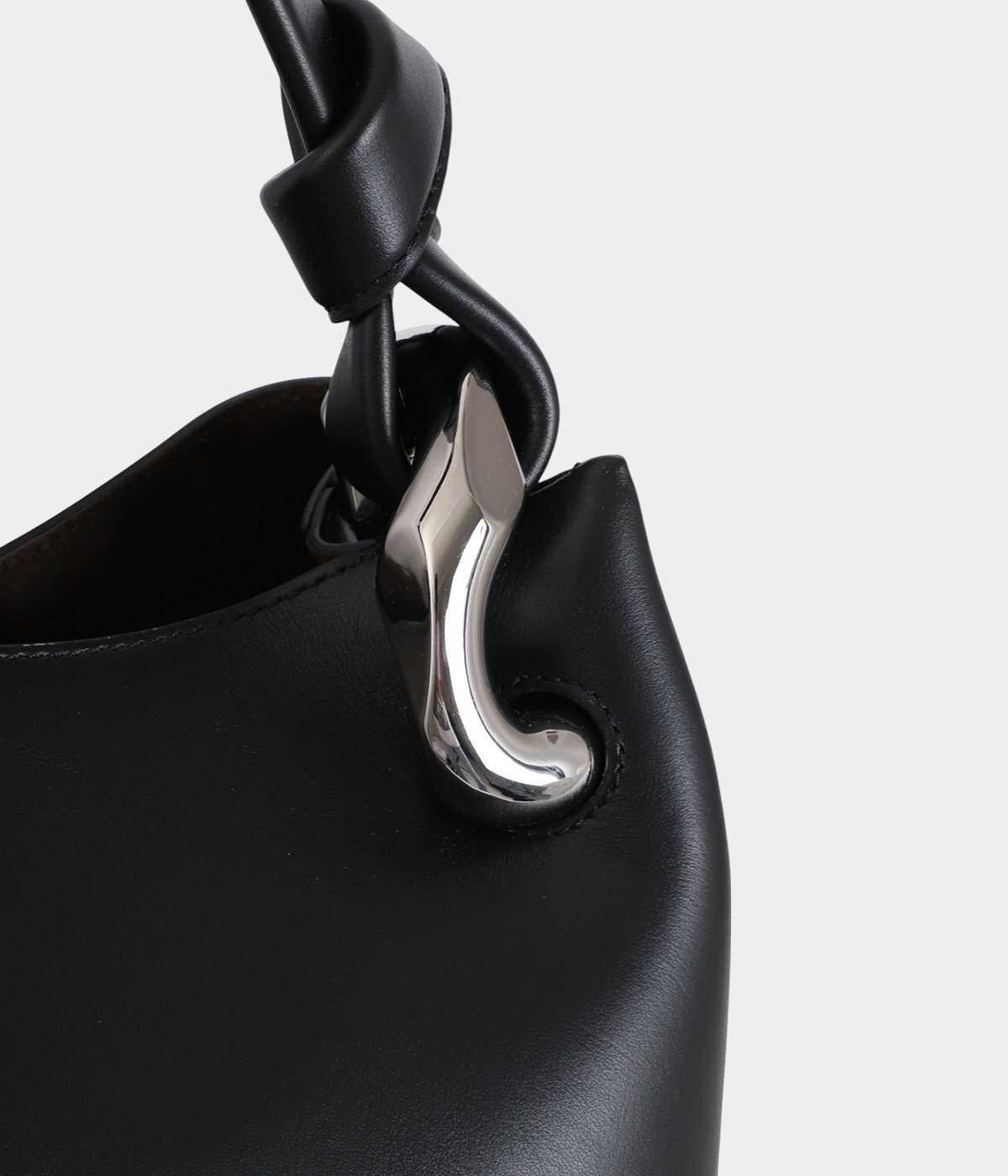 【関税込み】JW Anderson ブラック プールスライド JW Andersonのブラック プールスライドがセール中