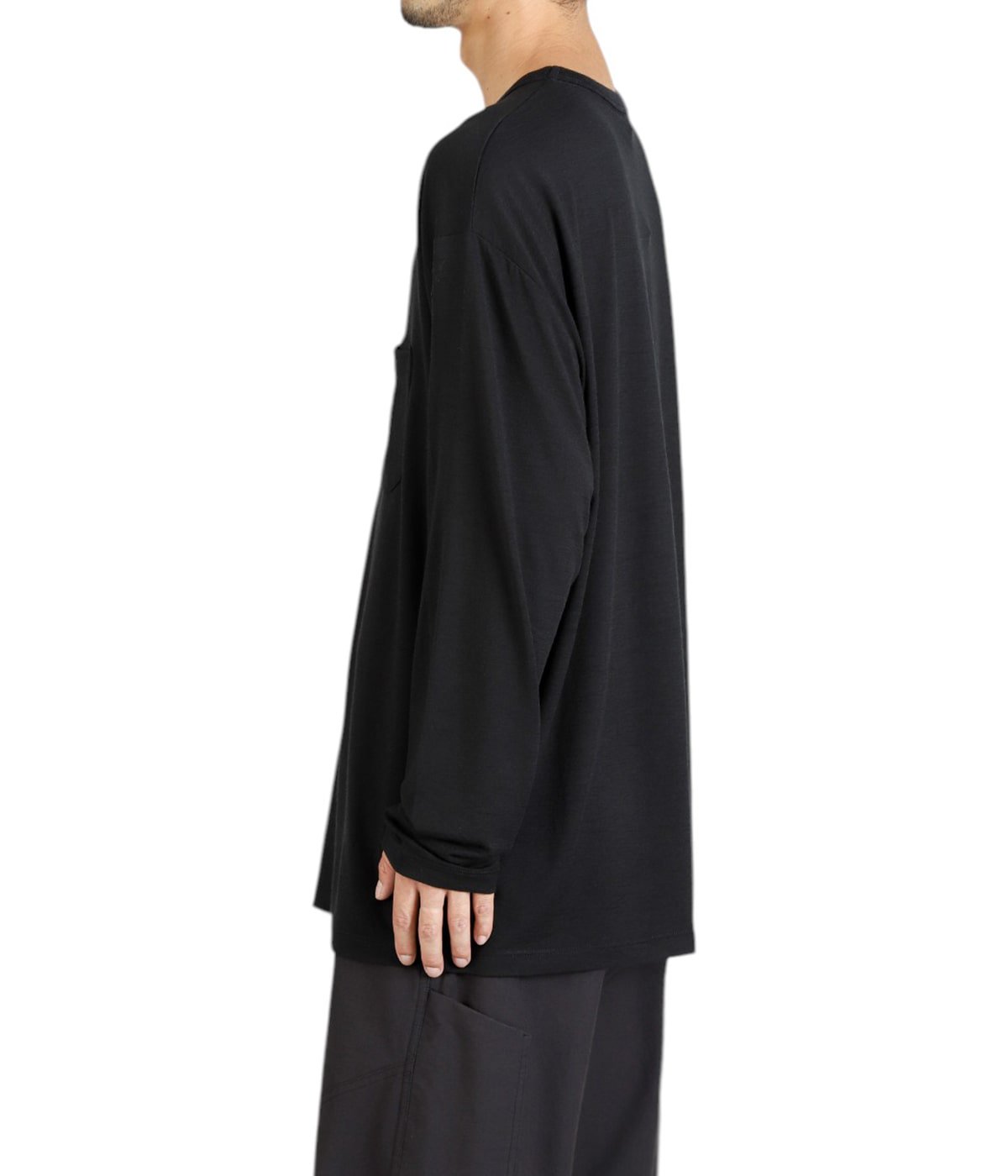 model（184cm / 63kg）B85 W80 H102 着用サイズ：XL