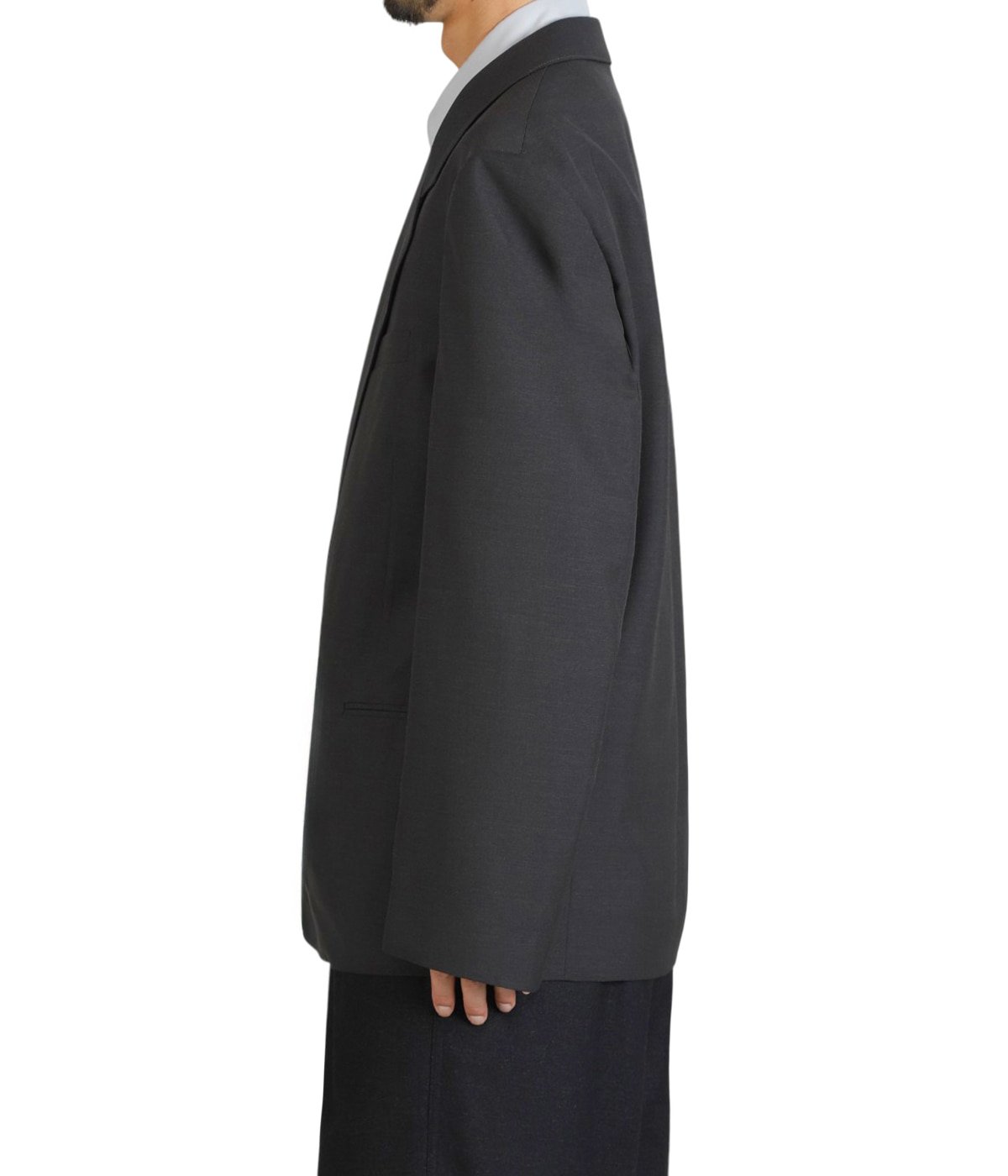 model（184cm / 63kg）B85 W80 H102 着用サイズ：48