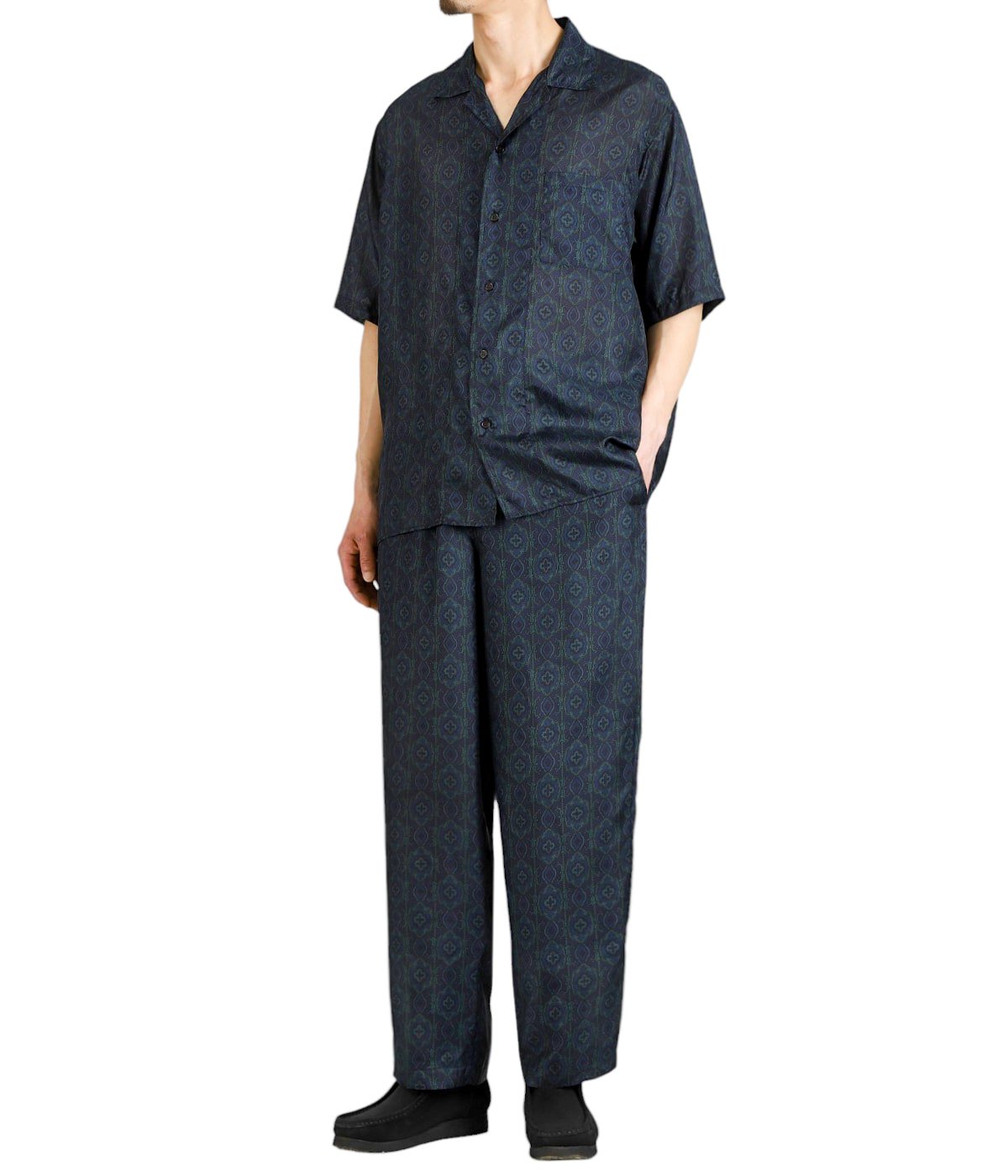 PANTS : SILK PANTS を着用
