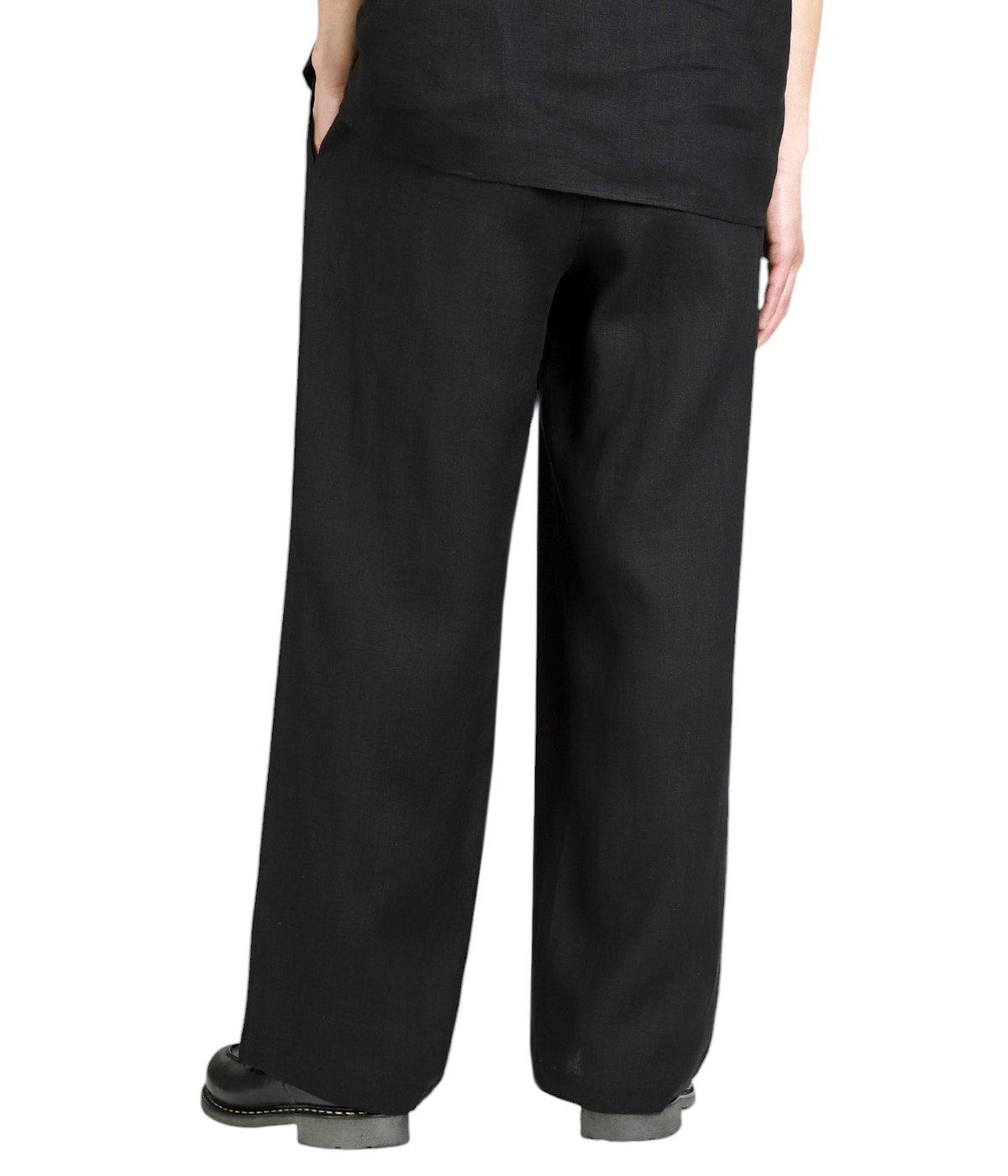 model（175cm / 60kg）B85 W75 H92 着用サイズ：2(M)