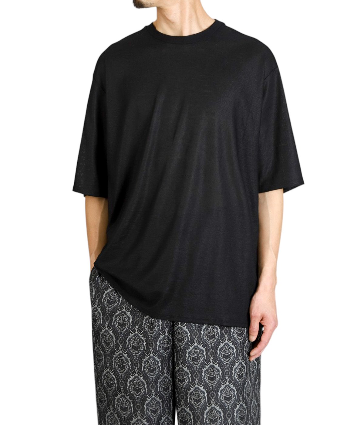 model（175cm / 60kg）B85 W75 H92 着用サイズ：2(M)
