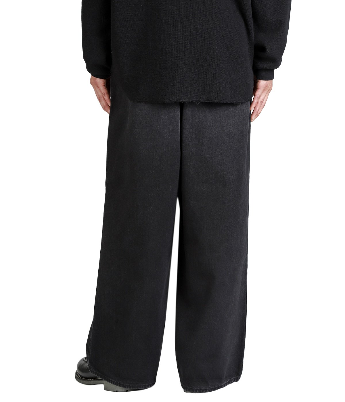 model（175cm / 60kg）B85 W75 H92 着用サイズ：2(M)