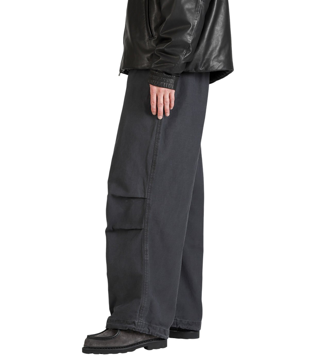 model（175cm / 60kg）B85 W75 H92 着用サイズ：2(M)