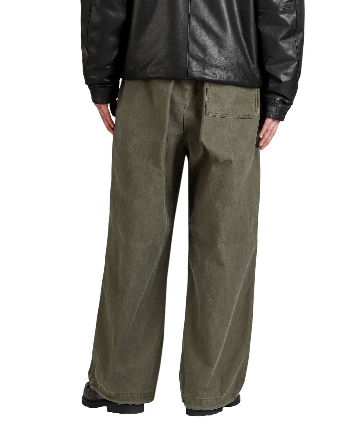 model（175cm / 60kg）B85 W75 H92 着用サイズ：2(M)