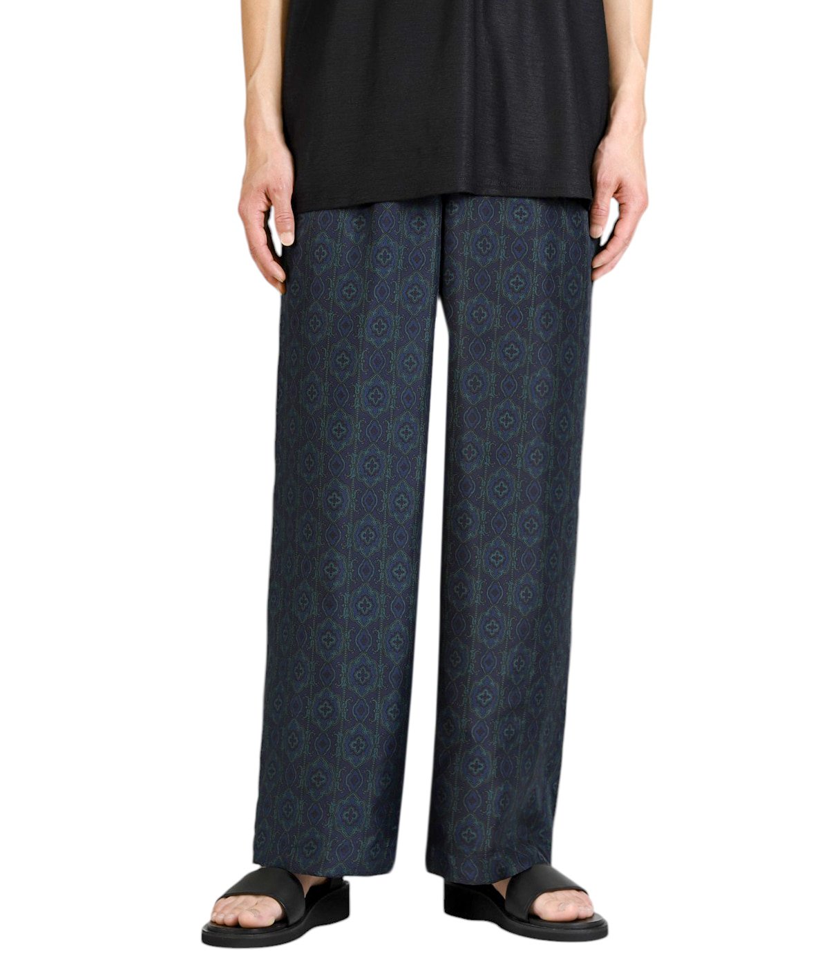 model(175cm / 60kg)B85 W75 H92 着用サイズ：2(M)