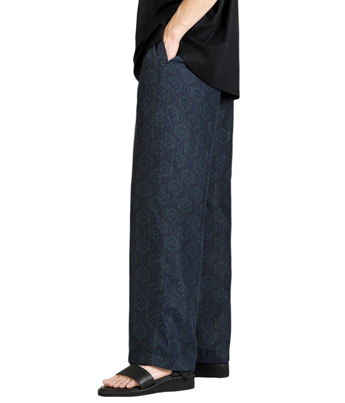 model(175cm / 60kg)B85 W75 H92 着用サイズ：2(M)