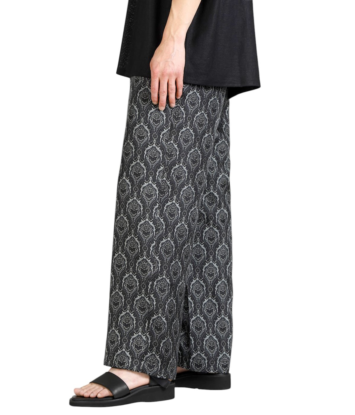 model(175cm / 60kg)B85 W75 H92 着用サイズ：2(M)