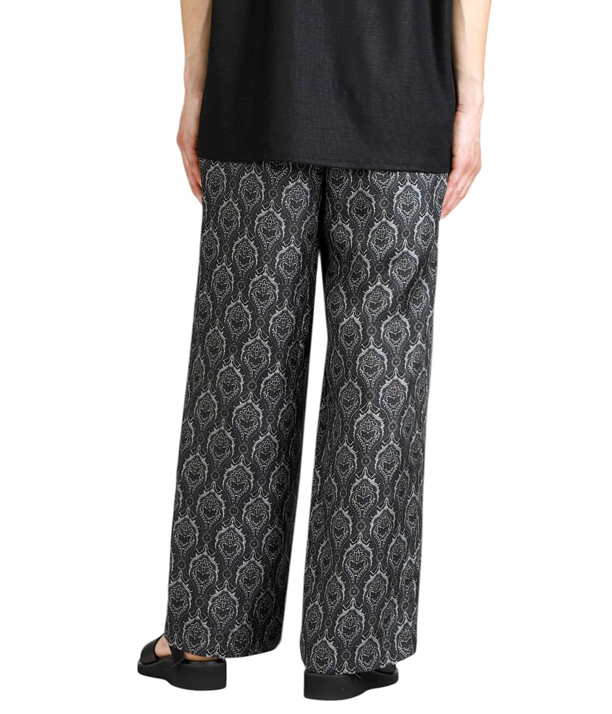 model(175cm / 60kg)B85 W75 H92 着用サイズ：2(M)