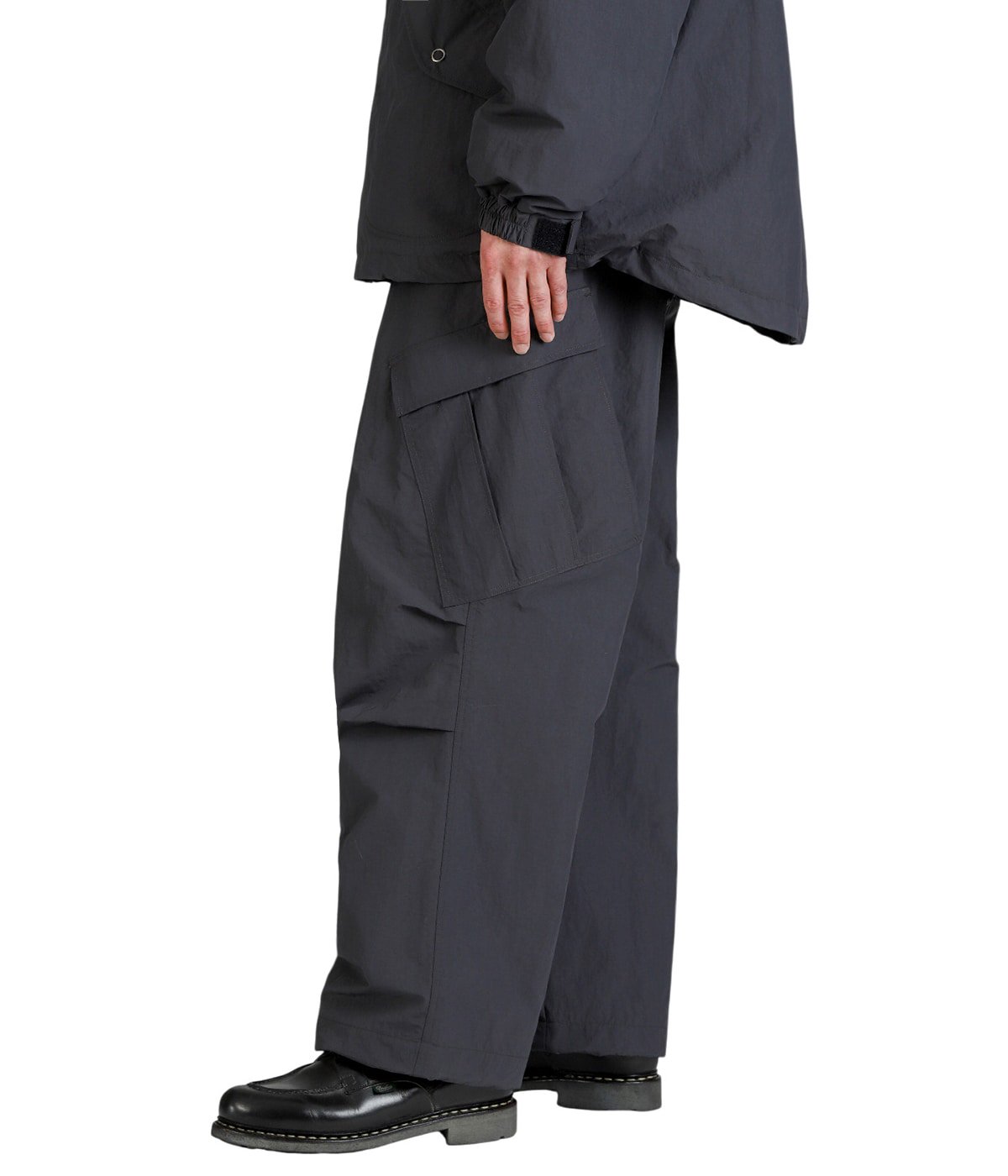 model（175cm / 60kg）B85 W75 H92 着用サイズ：2(M)