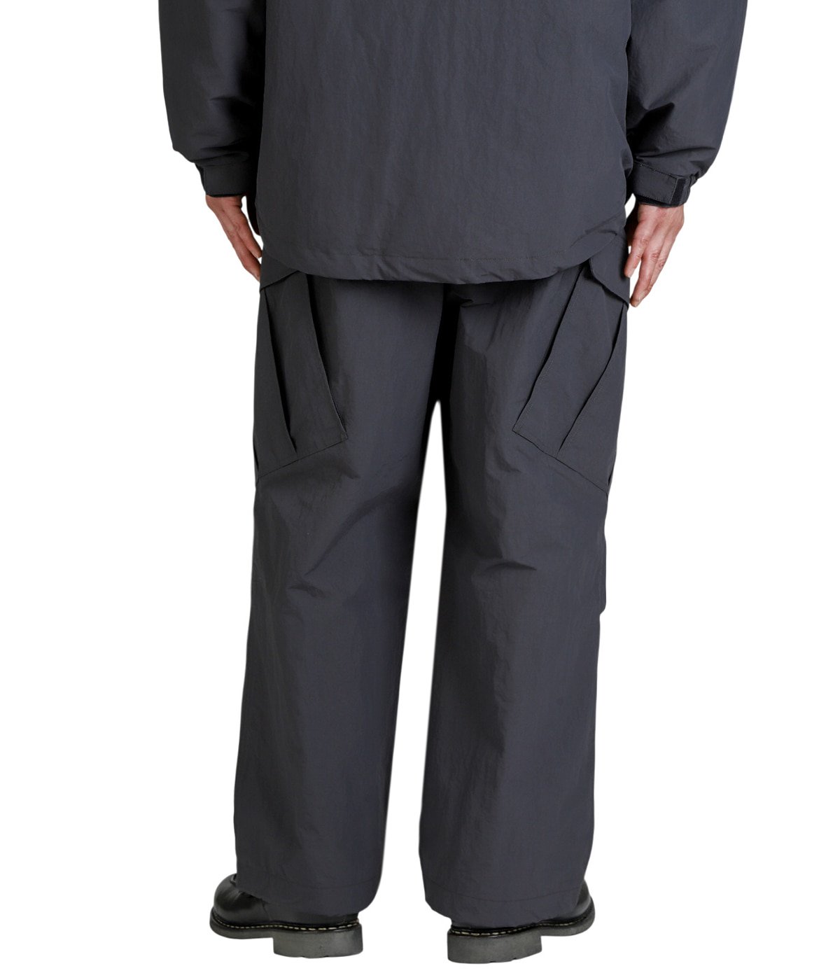 model（175cm / 60kg）B85 W75 H92 着用サイズ：2(M)