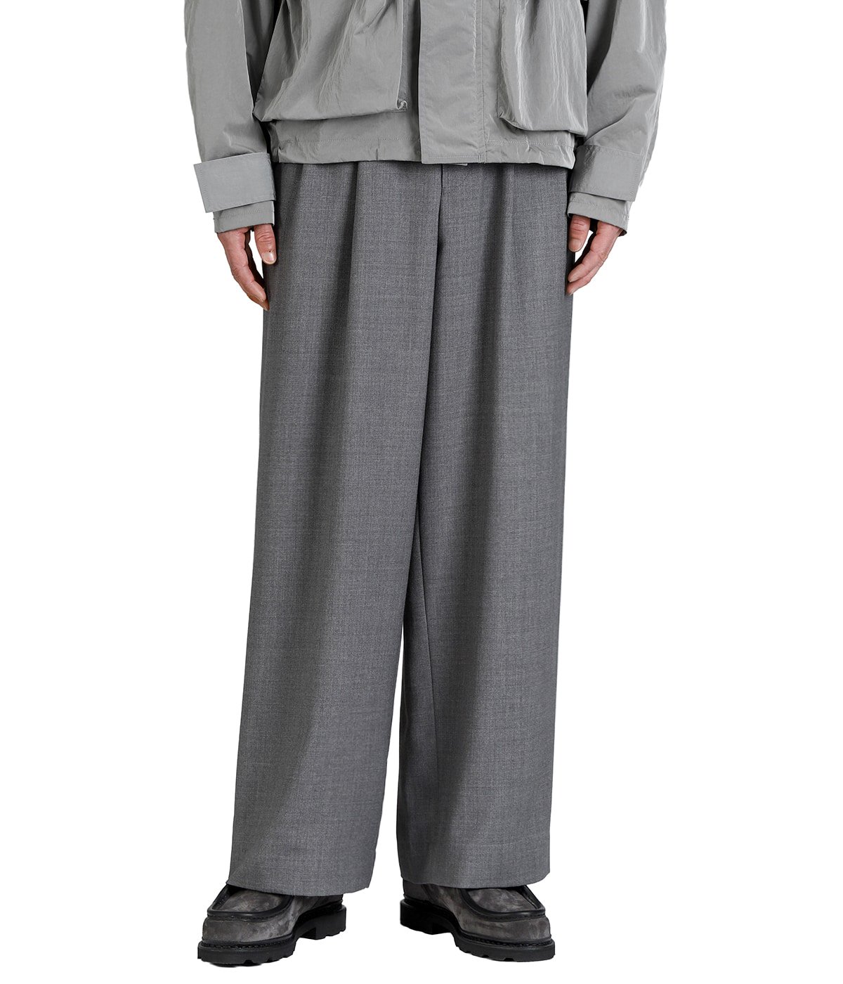 model（175cm / 60kg）B85 W75 H92 着用サイズ：2(M)
