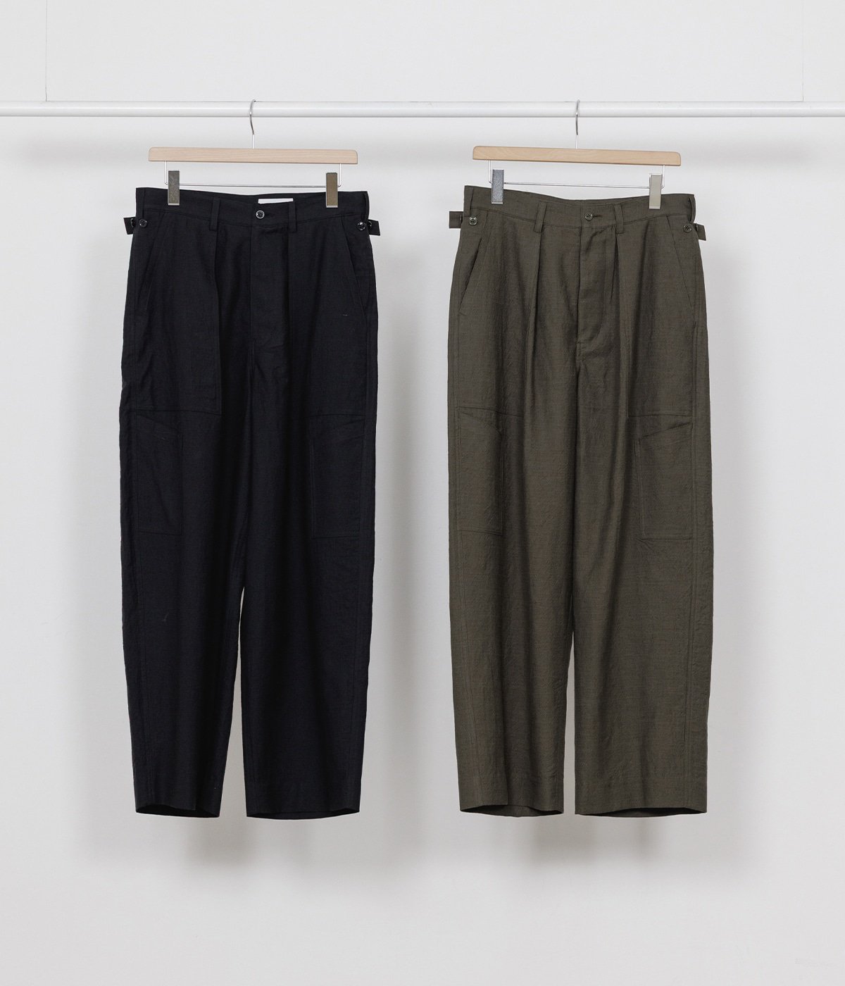 入荷カラーはオリーブ(右)のみとなります