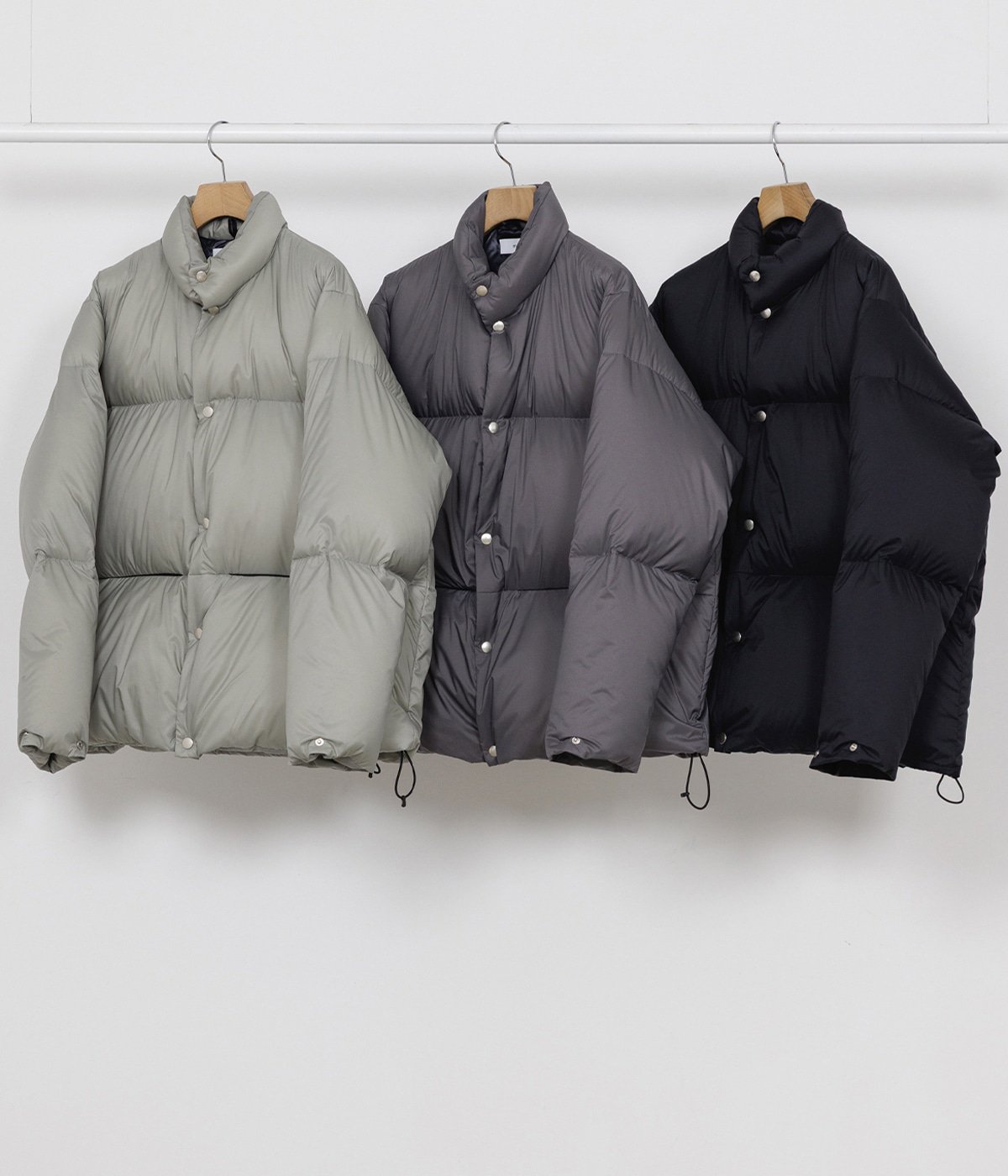 入荷カラーはグレー(中央)、ブラック(右)となります