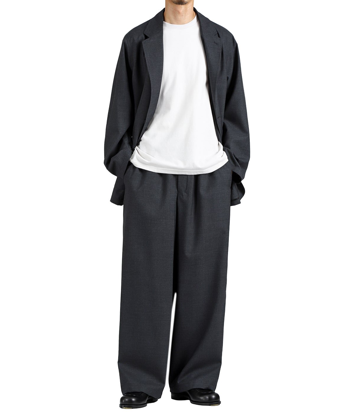 PANTS：別注 WIDE CYLINDER FIT EASY PANT -2/60 WOOL TROPICAL MELANGE- を着用