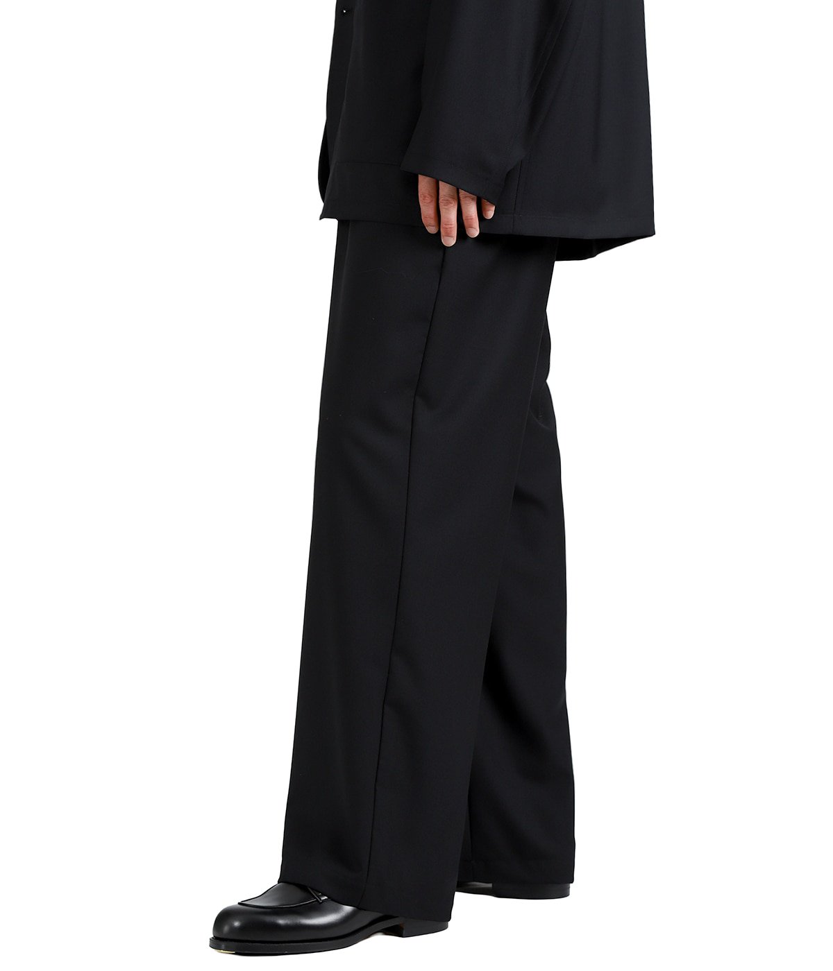 model(175cm / 60kg)B85 W75 H92 着用サイズ：2(M)
