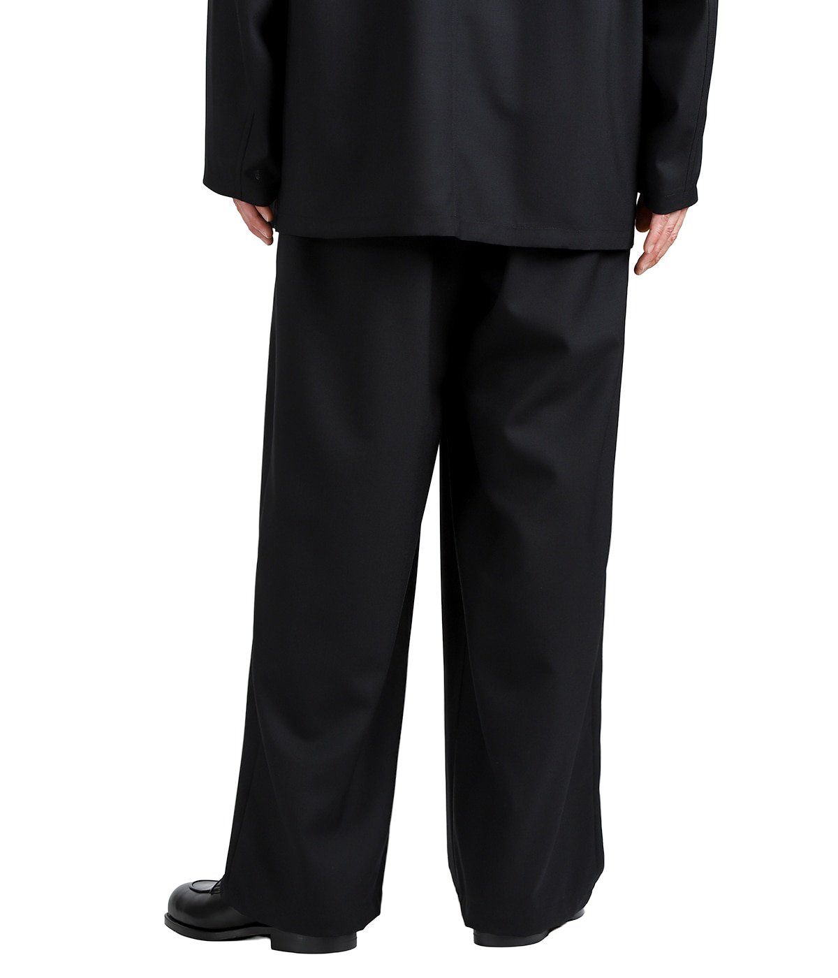 model(175cm / 60kg)B85 W75 H92 着用サイズ：2(M)