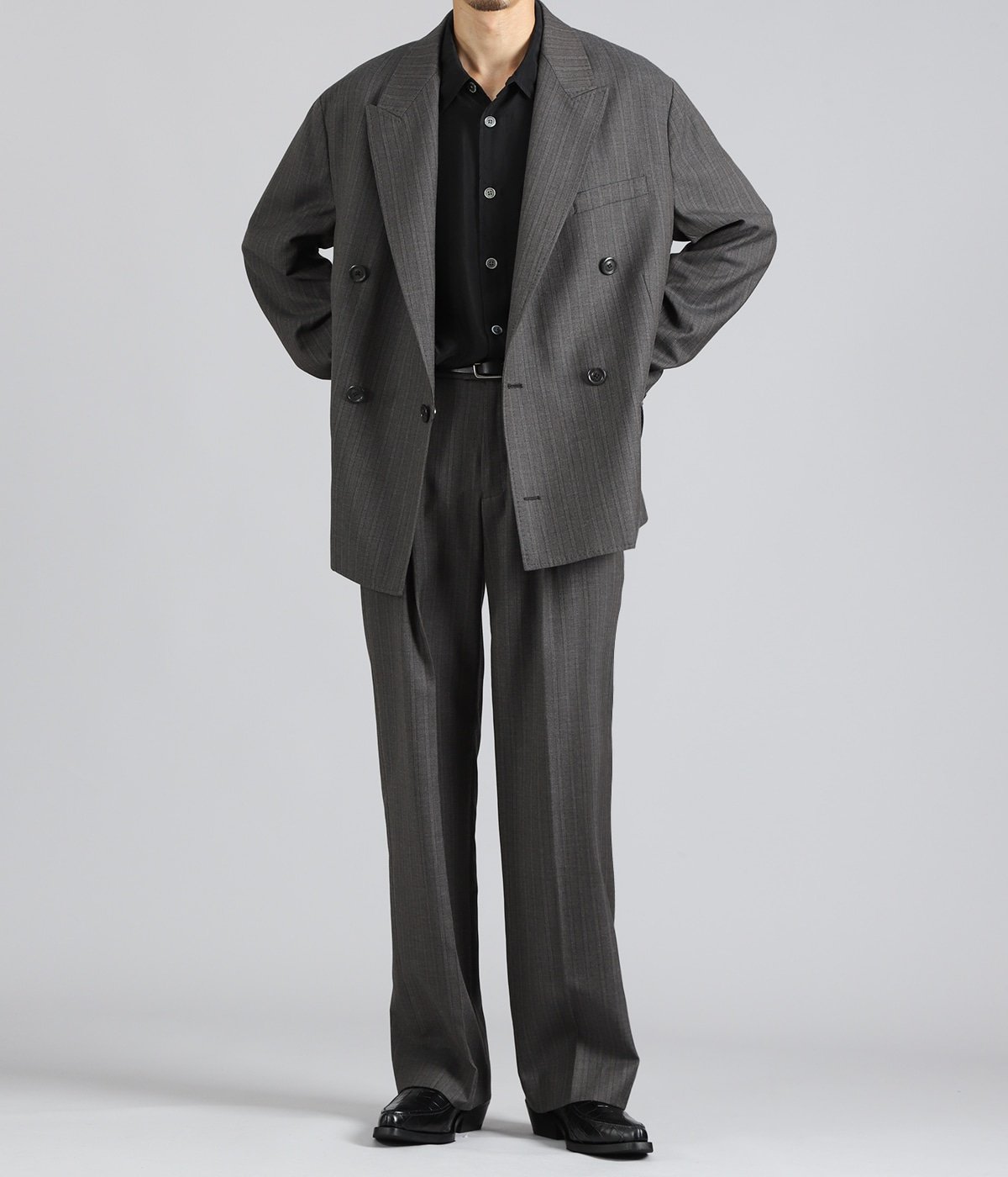 PANTS : SLACK TROUSER を着用