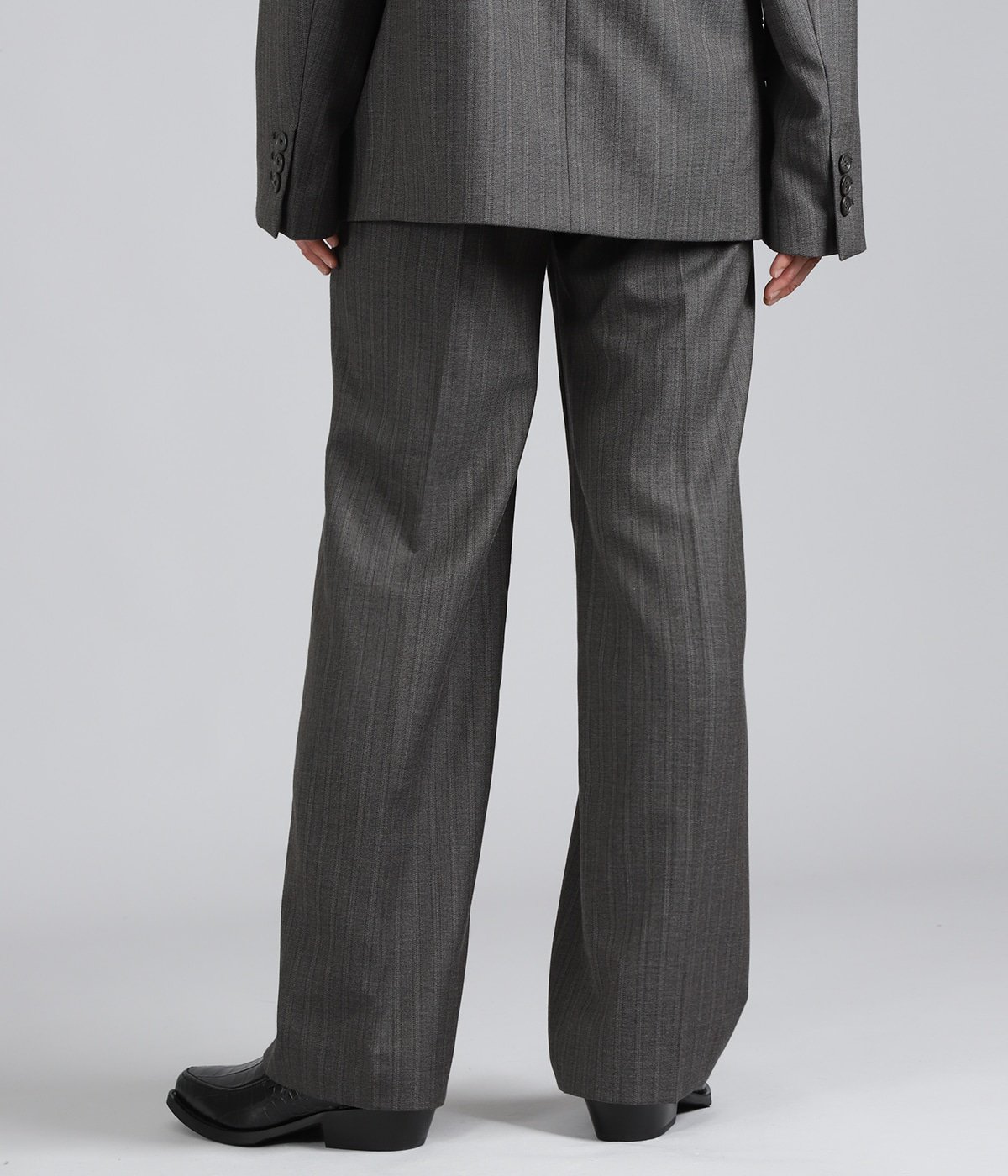 model（175cm / 60kg）B85 W75 H92 着用サイズ：44