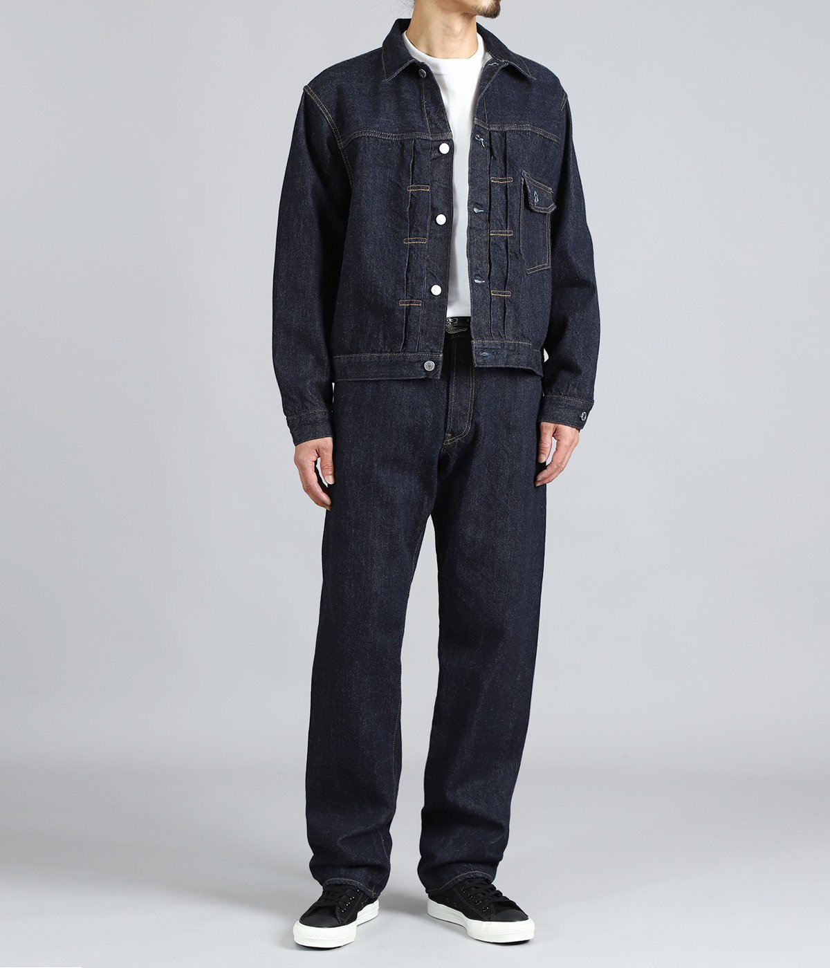 PANTS：R.Denim Regular Straight OWS を着用