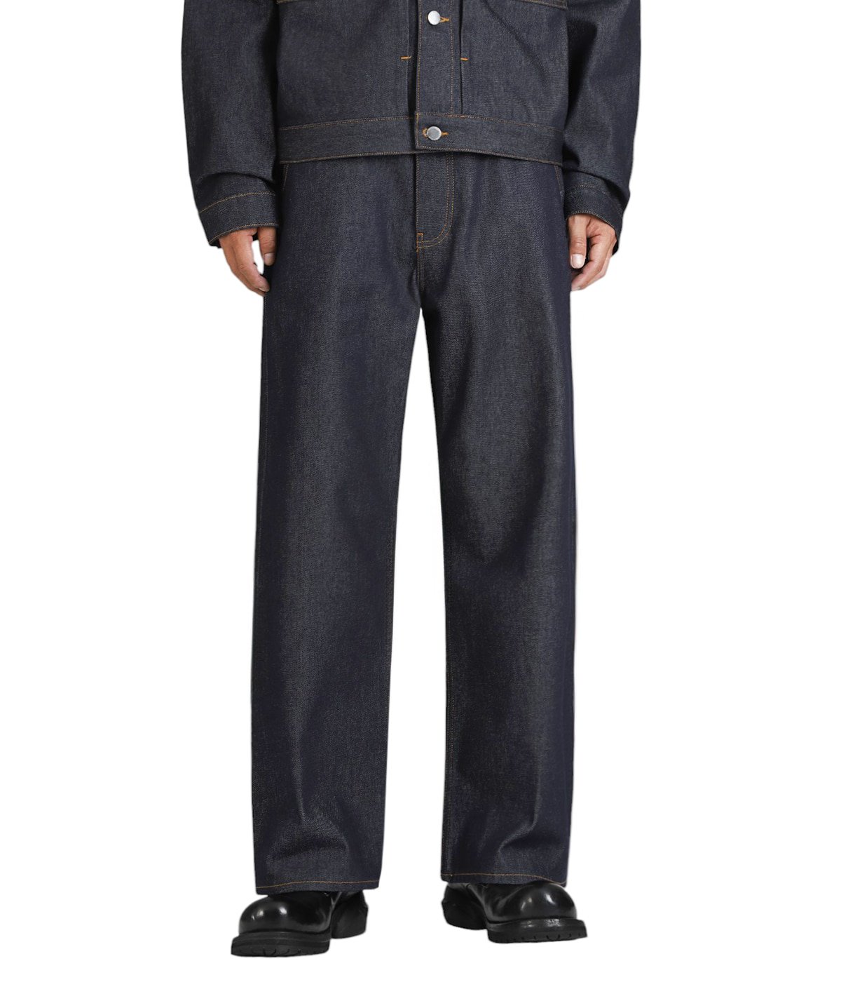 model（184cm / 63kg）B85 W80 H102 着用サイズ：32