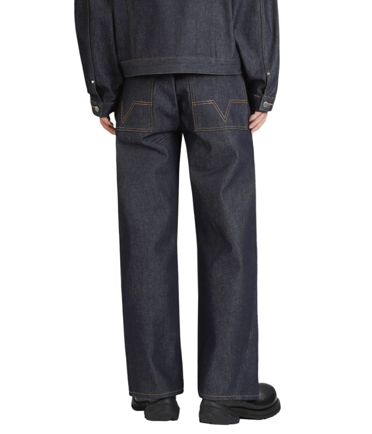 model（184cm / 63kg）B85 W80 H102 着用サイズ：32