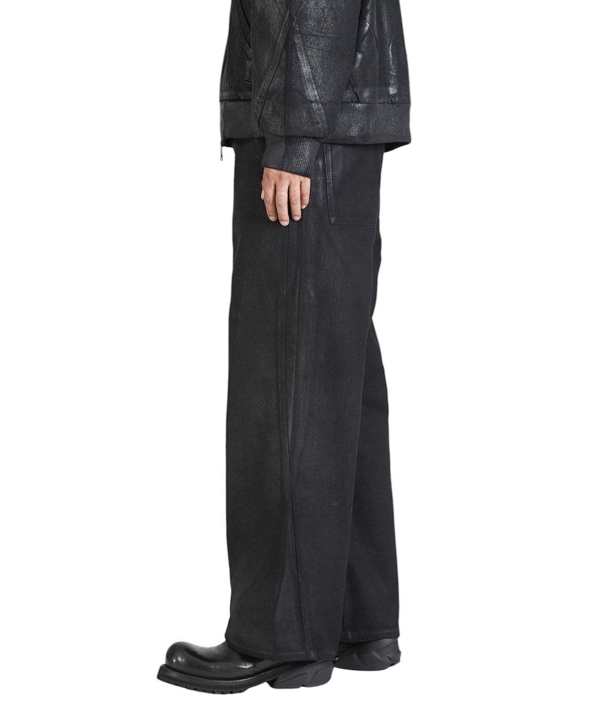 model（184cm / 63kg）B85 W80 H102 着用サイズ：34