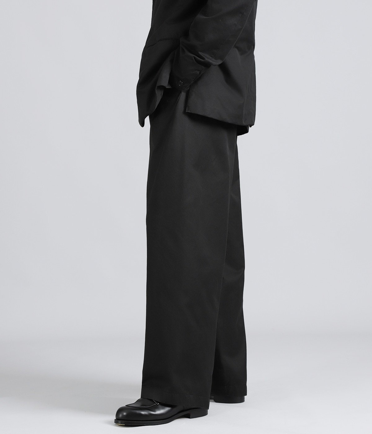 model（175cm / 60kg）B85 W75 H92 着用サイズ：M