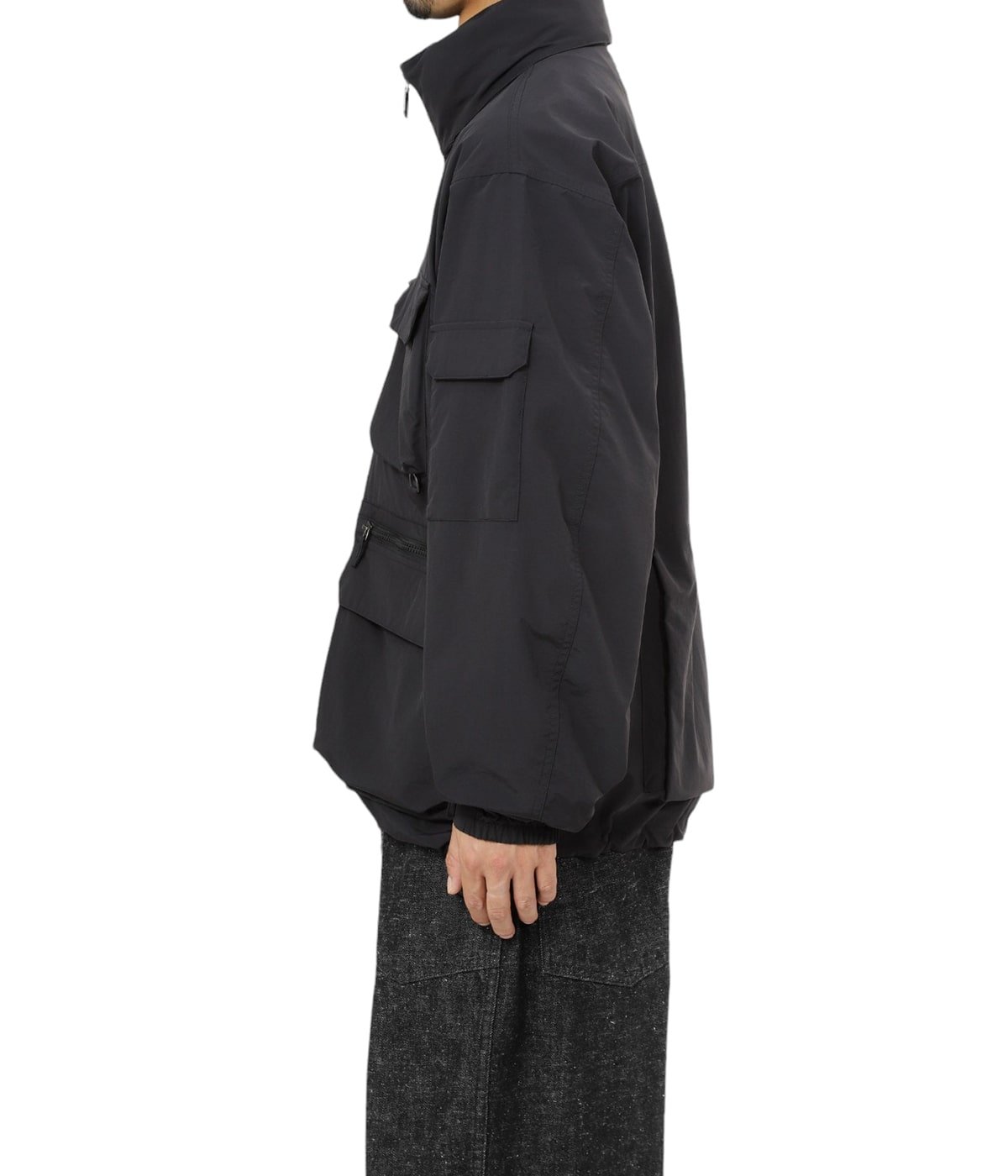 model（184cm / 63kg）B85 W80 H102 着用サイズ：XL