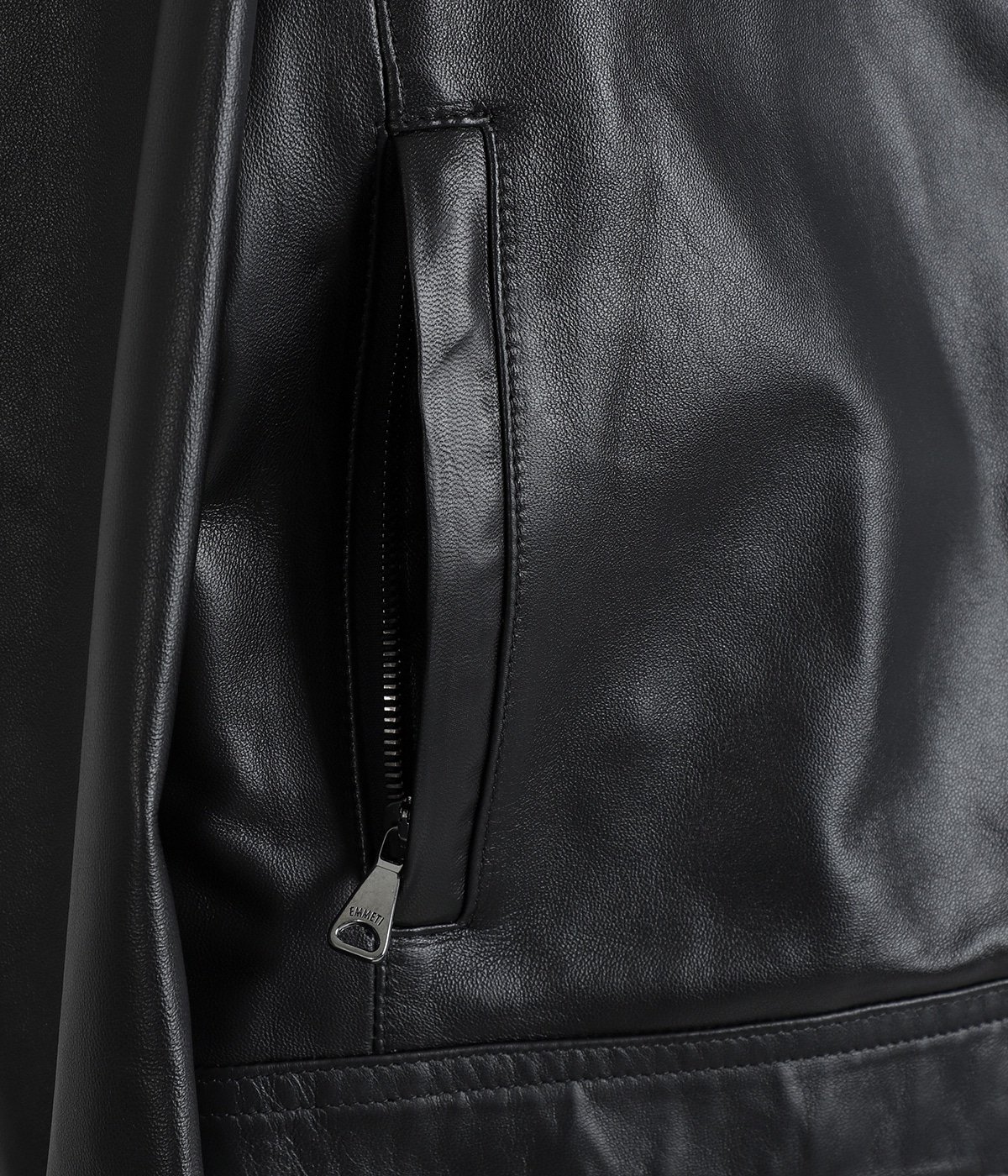 model(175cm / 60kg)B85 W75 H92 着用サイズ：48