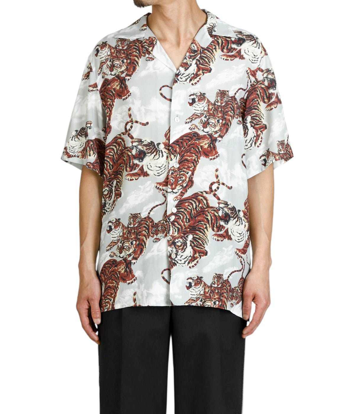 model（175cm / 60kg）B85 W75 H92 着用サイズ：3(XL)