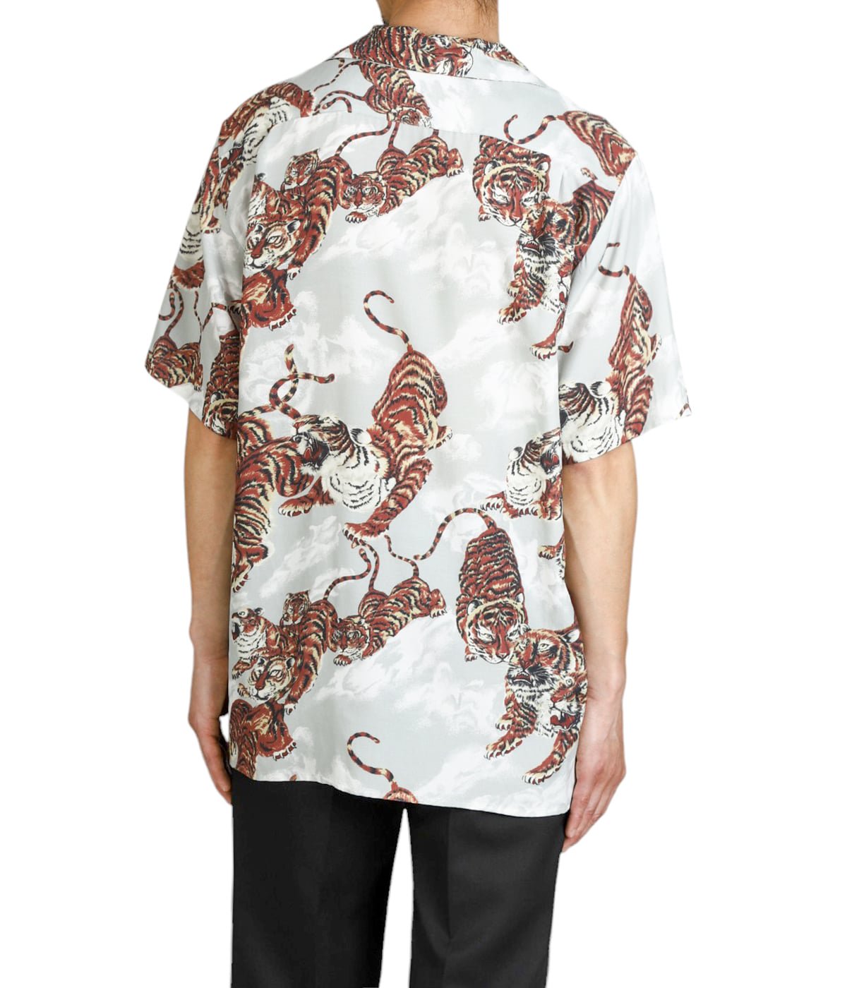 model（175cm / 60kg）B85 W75 H92 着用サイズ：3(XL)