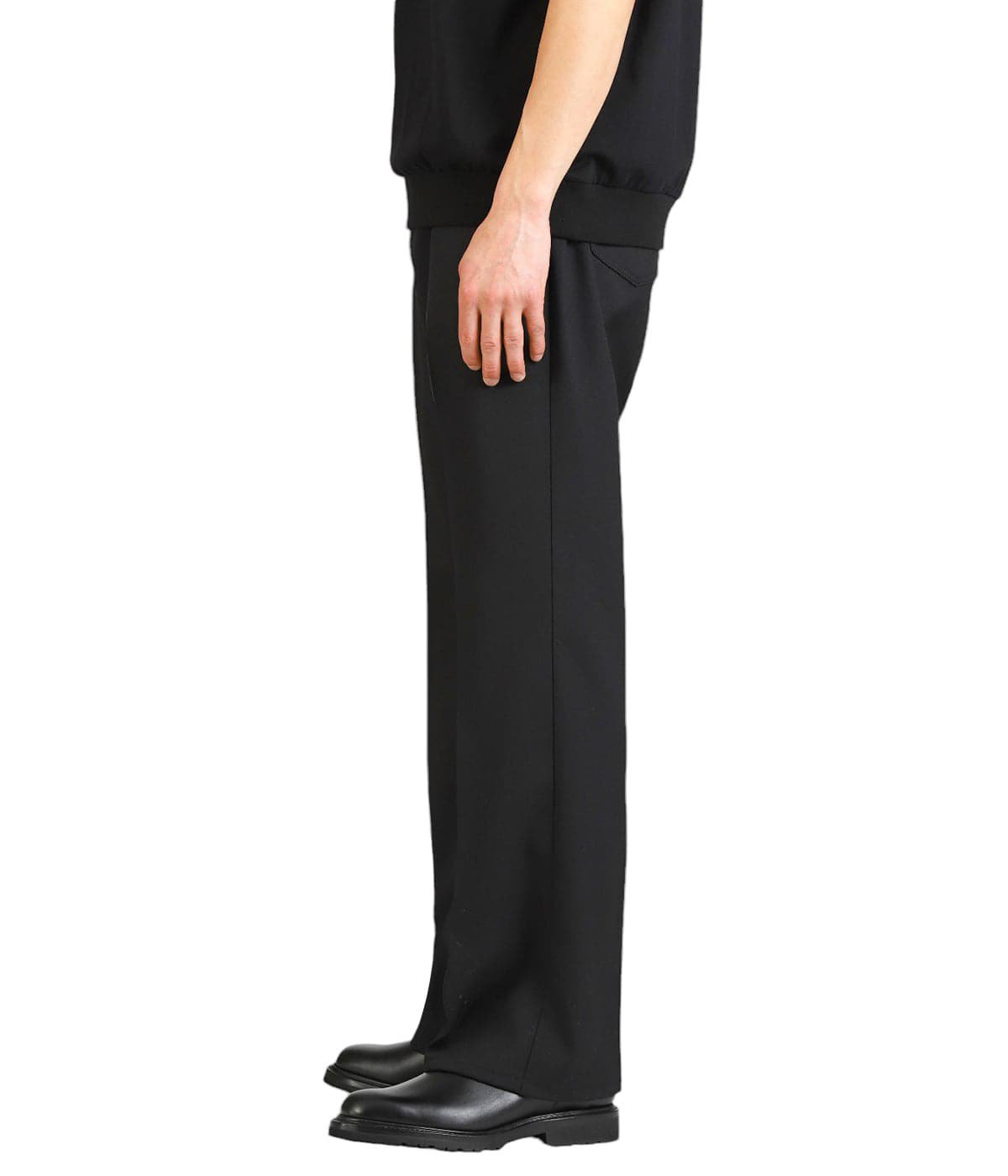model（175cm / 60kg）B85 W75 H92 着用サイズ：L