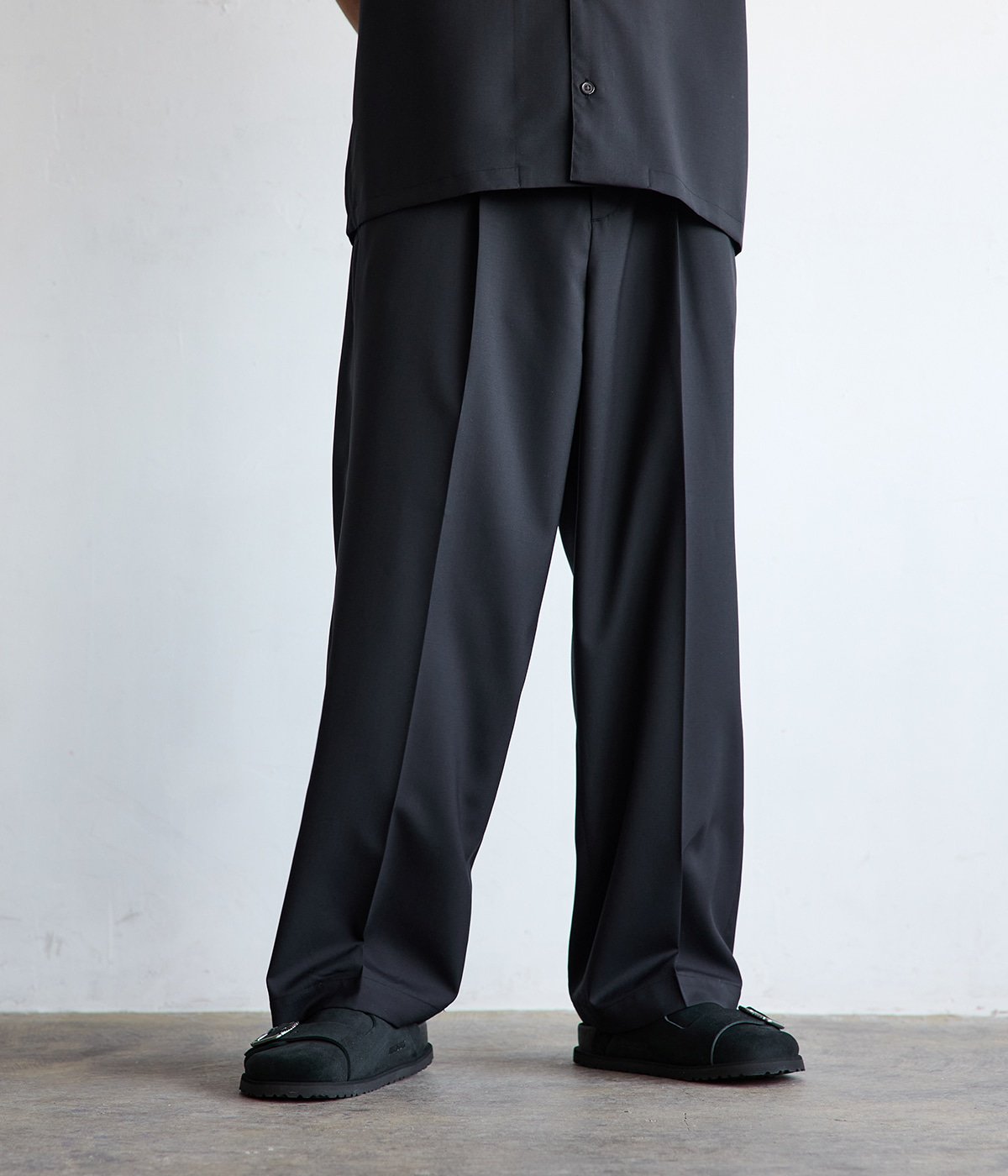 別注 SUPER 160 SOLID WOOL 1TUCK PANTS | BATONER(バトナー) / パンツ 別注 SUPER 160 SOLID WOOL 1TUCK PANTS | BATONER(バトナー) / パンツ