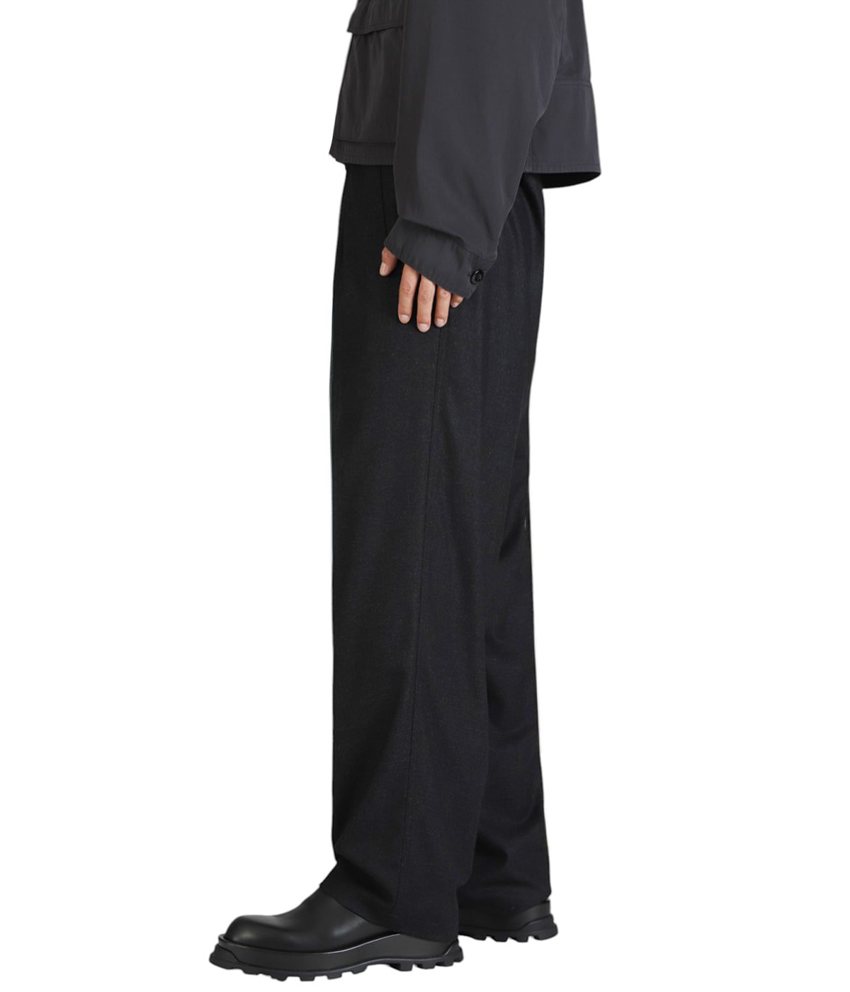 model（184cm / 63kg）B85 W80 H102 着用サイズ：48