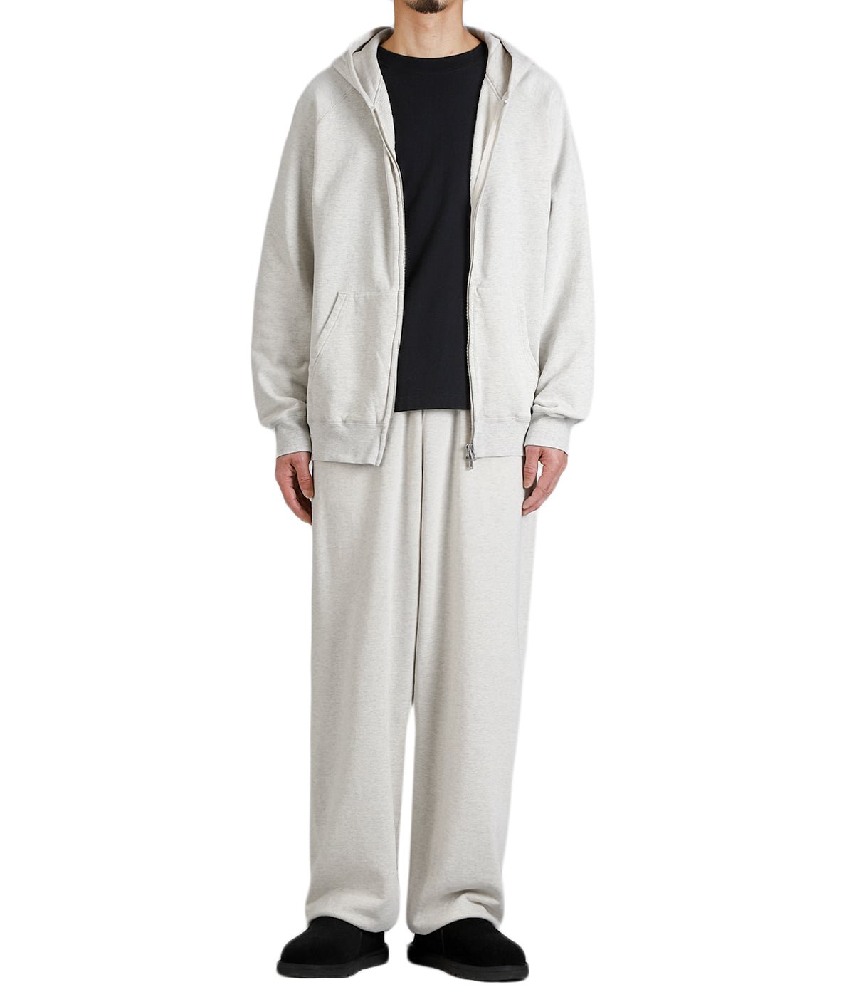 TOPS : 飛び裏毛ZIPパーカを着用