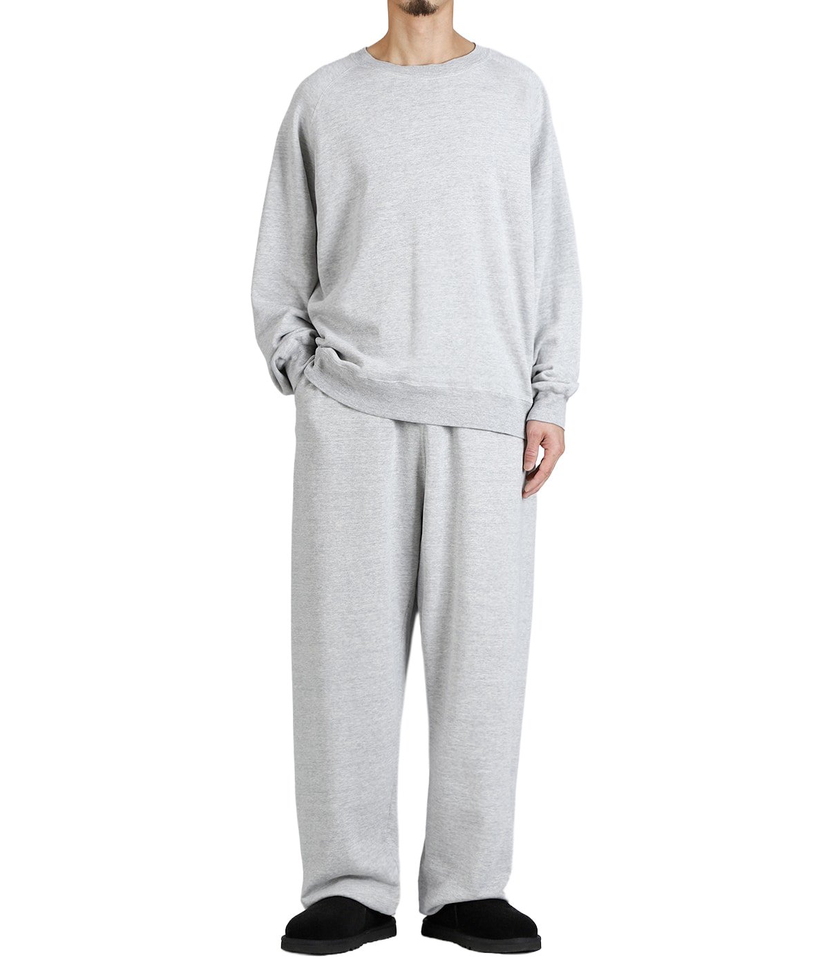 PANTS : 3飛び裏毛パンツ を着用